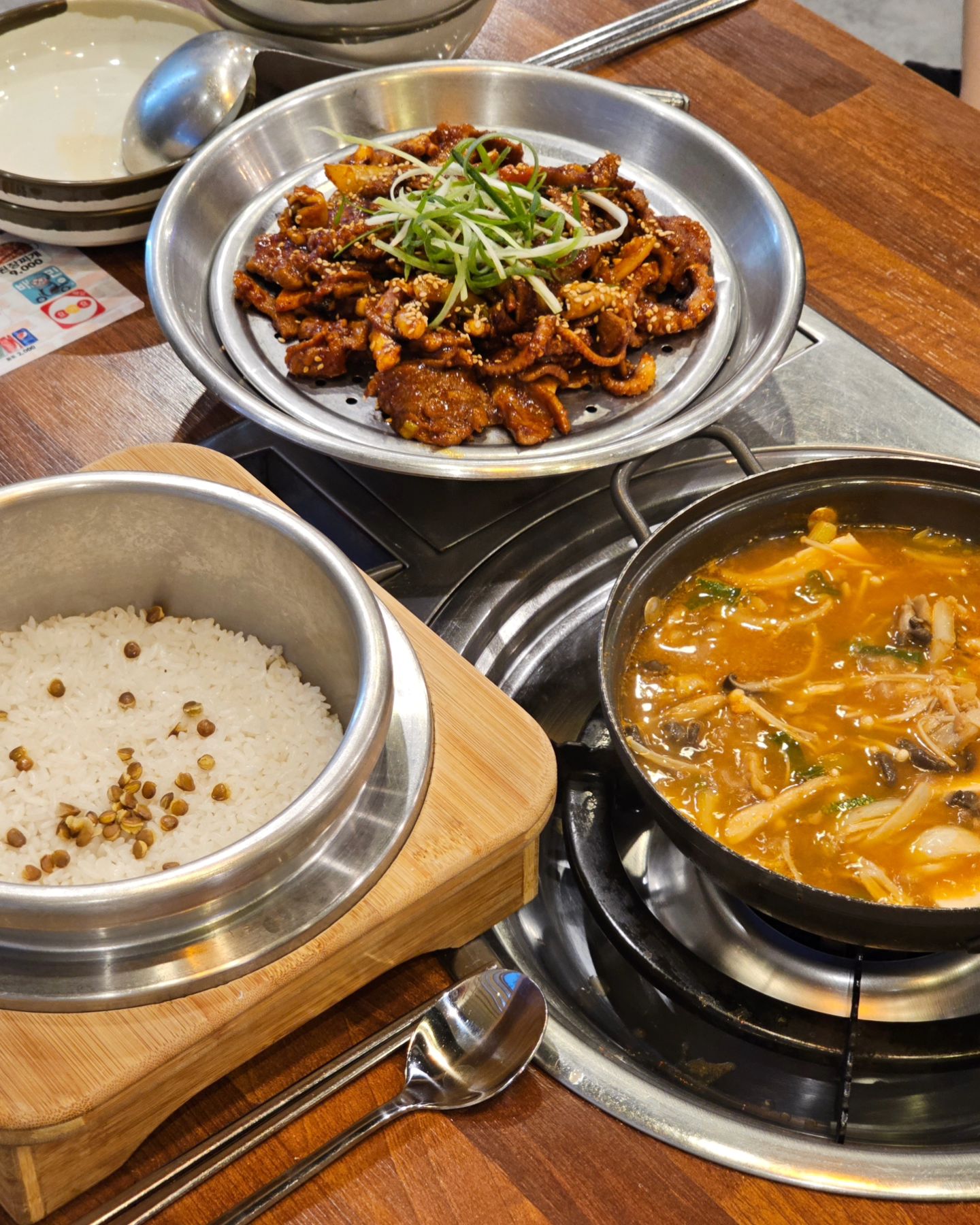 1974한쌈본점
직화 낙지+두루치기, 찌개 (김치or된장), 솥밥
셀프계란후라이, 반찬과 쌈채소 무한리필까지!
한식 러버들이 진짜 사랑할 곳이랍니다.

중년 남자 손님이 많다는 것 = 왕맛도리
불향 솔솔나는 두루치기가 진짜 맛있어요!
친구랑 저는 당귀러버라서 가득 떠서 먹었는데
눈치 볼 필요없이 맘껏 먹을 수 있어 좋았어요.

솥밭에 물 부어서 만든 누룽지는 선택X 필수O