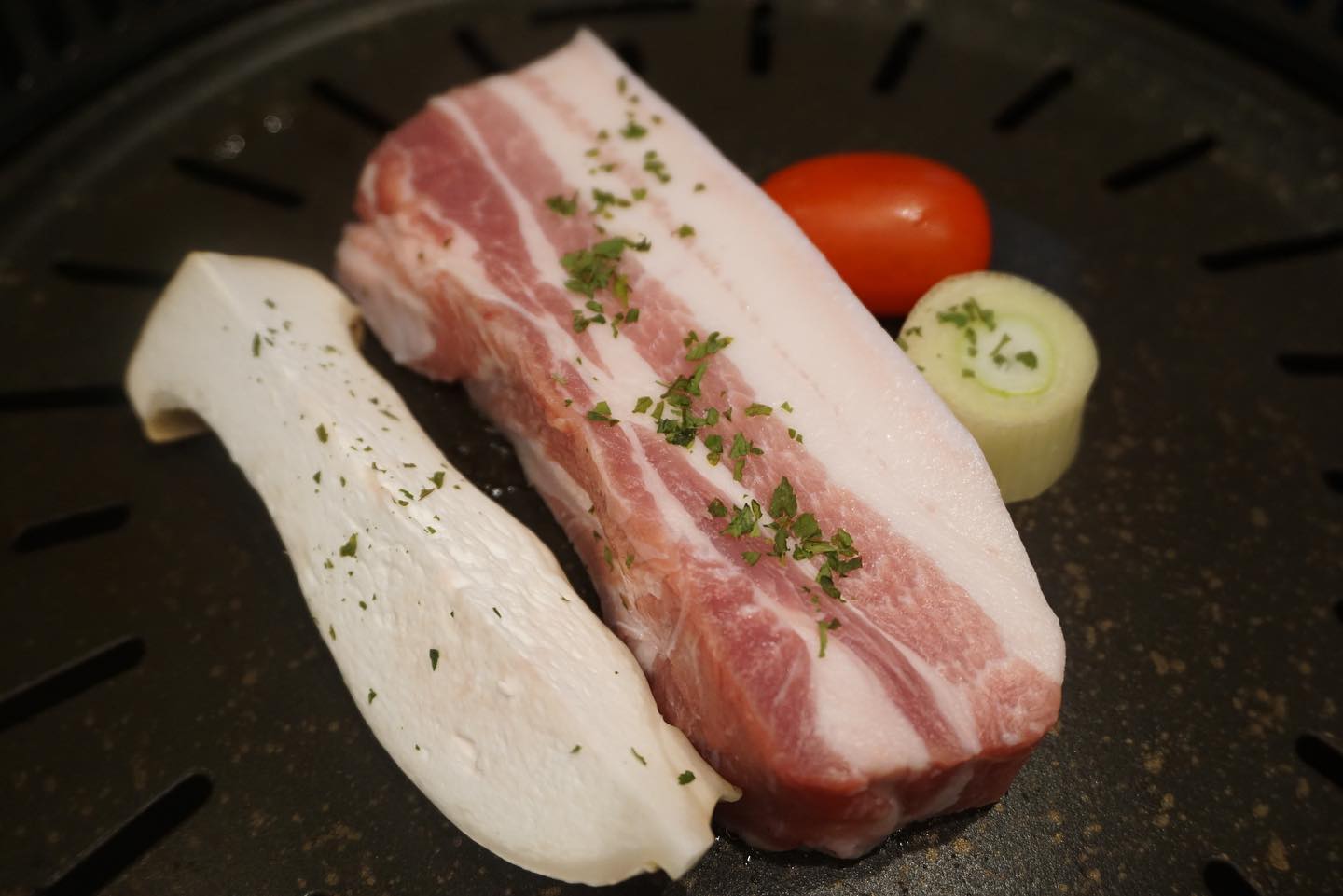 친구들이랑 고기먹으러 
육공소로 고고싱~ 한번 먹구 단골 ㅋㅋ

고기 질도 너무 좋고
같이 나오는 구워먹는 치즈 존맛

사이드메뉴도 다 맛있고
저는 특히 쌈 싸먹는거 좋아해서
쌈 싸가지고 무한흡입 ㅋㅋ

룸도 있어서 아이들데리고 오기도 좋아서
가족단위로 많이 오시더라구요! 추천~

#육공소 #세종시다정동맛집 #세종시고기집 #세종시맛집 #세종시이베리코 #세종시점심 #세종고기집 #다정동맛집 #세종맛집 #세종회식 #세종시놀이방 #돼지고기 #세종시키즈카페 #세종회식장소 #육공소다정점 #세종다정동맛집 #세종시모임장소 #세종시회식장소 #먹스타그램 #졸맛탱 #맛슐랭