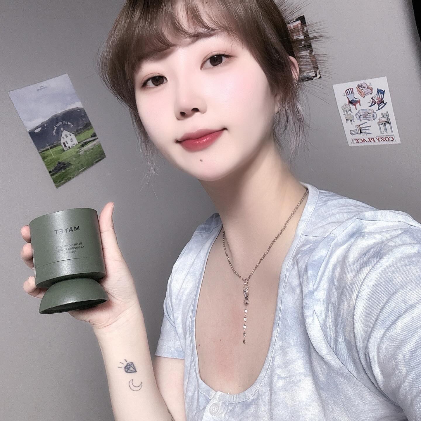 #제품제공
mayet.life 

오늘은 마예트 [#리프레싱 케어 클렌징 파우더]를 사용해봤습니다!

처음 접해본 파우더제형인데
난해하면서 특이하고 호기심에 사용해봤는데 
최근에 써본 클렌징 제품중에
제일 보들보들해지는건 인정!!!🫧

모공이 조금 넓은편이라 
화장품이 잘 끼어서 프라이머를 쓰는데
프라이머 쓰고 나면 세정이 잘 안되는데
정제수없이 만든 제품인것에 비해
세정력이 모공 구석 구석 씻겨나가는 느낌이에요!

헹구고 나서 물기를 제거하면 
애기피부처럼 보들보들해져요!!🍼

<관리받은 듯한 피부결> 
에스테틱에서 받을 수 있는 클렌징을 
’매일 셀프케어로‘

고대의 지혜가 담긴 우수한 정화력
‘페퍼민트’쿨링 특화 포뮬러

자극 없이 피부 유수분 밸런스를 조절하고 
쿨링, 정화하여 자연스러운 생기를 남깁니다.

날이 갈수록 늘어지는 모공 
매끈한 블러 피부결로 만들 수 없을까?

‘휴먼피부임상실험센터, 
성인 남녀 21명 대상. 23.08.29.
1회 사용 후 피부결 개선, 
즉각적 7중 모공 개선 효능 평가 인체 적용시험

피부결개선만족도100!!!

즉각적모공개선만족도100!!!

7종 모공 고민을 클렌징만으로 블러처리 한 듯
✓ 모공 면적
✓ 모공 깊이 
✓ 모공수 
✓ 모공 결
✓ 모공 밀도
✓ 모공 부피
✓ 모공 채움

페퍼민트 오일이 쿨링감을 더해 
상기된 피부 온도를 자극 없이 내려주고 
모공 수렴을 도와요.

초민감피부도만족하는
‘무자극세정력’

순간만좋아졌다고느끼는게아닌, 
피부고민을근본적으로해결하는 
마예트의항산화케어 

피부노화,색소침착,염증,여러피부고민의 
근본적인원인은
“활성산소”
피부재생을 양해하고 피부면역력을떨어뜨려요.
 
피부속 활성산소를 제거하는
항산화활성53.60%포뮬러!!!

항산화력이높은클렌저하나만잘사용해줘도
다양한고민을한번에!!

정화의기적과 피부균형을탄탄하게해주는
”마이크로머쉬룸바이옴“을발견하다.

<4가지의 자연추출물!!>
바다에 유출된 기름을 정화하는 유일한 기적의 식물 
‘버섯’의 마이크로 바이옴화
1. ���모공과 피부 속까지 자극없이 개운한 세안
2. ���유분과 수분의 밸런스를 맞춰 촉촉하고 편안한 피부
!!고대에서현대까지비법으로쓰이는식물의지혜 !!
피부자극없이즉각적인 쿨링감을더하는
“페퍼민트오일”
강한 항산화 성질을 가져 피부 보호막은지켜주면서피부의
묵은각질과노폐물제거에 도움을 주는 자연유래 효소성분
“파파야엔자임”
모금속피지조정을도와 맑은피부톤을만들어주는
“연꽃추출물”

그리고30가지피부보습,
보호,진정,각질제거성분까지

이모든성분을정제수없이꾹꾹농축한
마예트만의파우더텍스처 

박테리아번식위험이없어 
물기가많은욕실에서도위생적 
자극없이각질을제거하고
피부재생을자극해피부장벽회복🧏🏼‍♀️👍🏻

모공속까지상쾌하게 
잔여물없이깨끗한세안 
계속만지고싶은
수분가득물먹피부결💆🏼‍♀️

#mayet #마예트 #항산화 #클렌징파우더 #mindfulness #마인드풀니스 #mindfulbeauty #마인드풀뷰티 #mindfulritual #마인드풀리추얼 #저자극 #카카오선물하기 #아난티 #라이프스타일 #일상 #선물추천 #선물 #제품추천 #클렌징추천 #뷰티 #코스메틱 #클렌징 #스킨케어