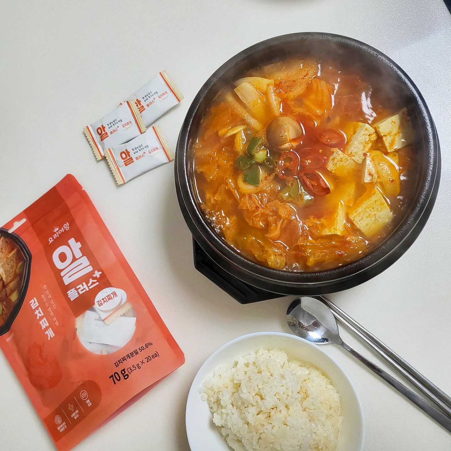 #협찬 #요리여왕 #알플러스 #찌개양념 
#김치찌개양념 #김치찌개가루

한식의 기본이 되는 김치가 한알에 쏙!! 
알플러스+김치찌개 

밋밋할수 있는 요리에 이거 한 알이면
완벽한 김치찌개 끝!! 

이번에 , 김치산게 너무 니맛내맛도 아니라서
찌개해먹으려고 했는데...찌개해도
너무 밍밍한 맛이 나는거에요~
그래서 이걸 넣었더니 감칠맛이 살아나면서
밥2그릇 뚝딱 했다니까요 ~ 

알플러스는 부족한 맛을 채워주는 제품으로 
김치찌개, 된장찌개, 매운찌개 종류가 있어요^^

죽은 찌개도 살리는 마법~ 
요리여왕 알플러스와함께하세요!!

yoriqueen.official

#김치찌개 #김치찌개하는법#찌개만들기