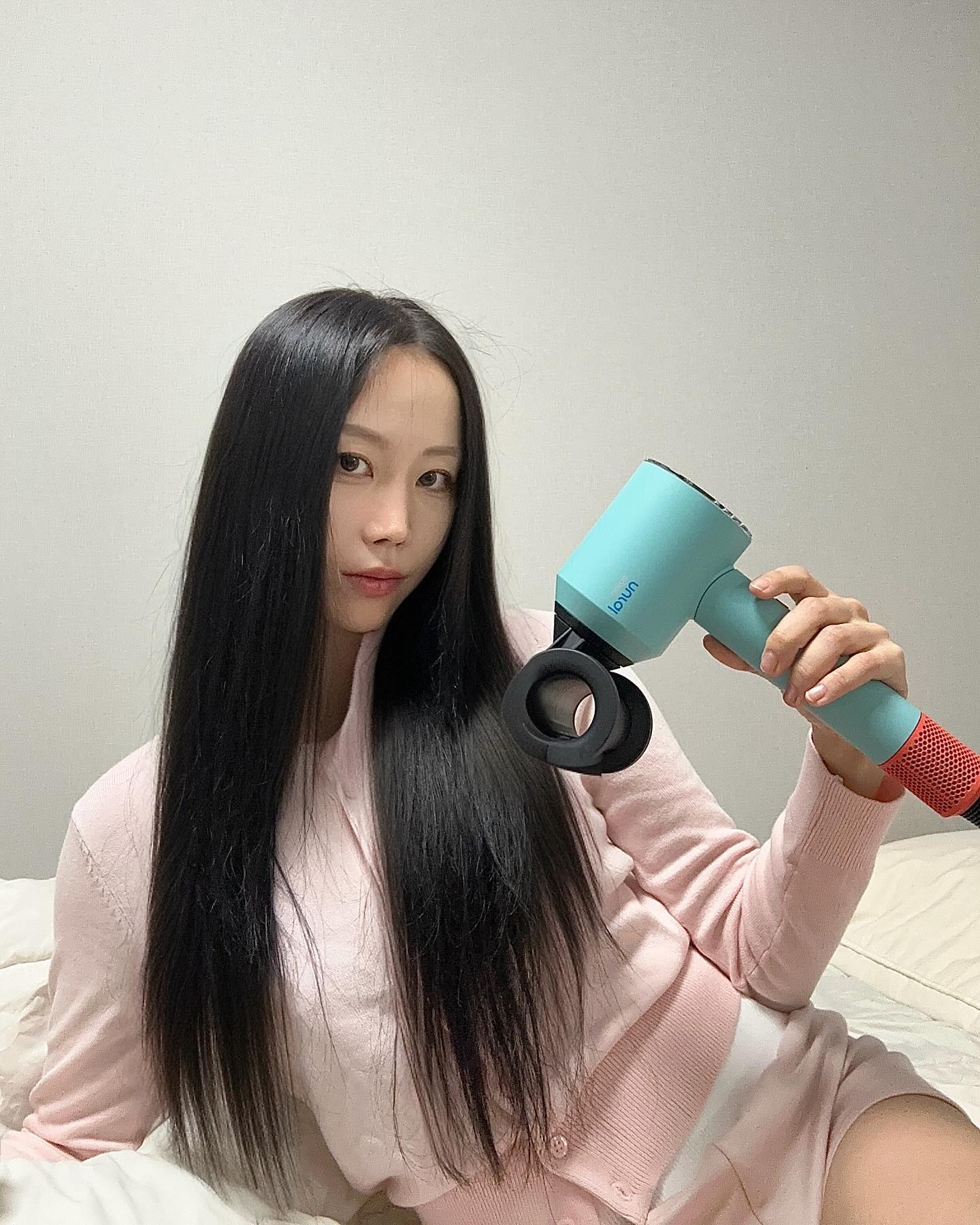 #광고 dyson_kr dysonbeauty
늘 긴생머리를 고수하는 저 ... 찰랑찰랑한 머릿결이 생명이지만 드라이 후에 늘 건조하고 부시시한 머릿결때문에 고민이 많았는데 다이슨의 가장 스마트한 헤어드라이어인 『다이슨 슈퍼소닉 뉴럴 헤어드라이어』 사용 후 완전히 달라졌어요 ·.˚ ₊
⠀
슈퍼소닉 뉴럴 헤어드라이어는 편안하고 일관된 두피 온도를 유지하여 두피 건강을 보호하는 두피 보호 모드가 있어 두피 가까이에서도 뜨겁지 않고 빠르게 드라이할 수 있어요! 게다가 스타일링 노즐을 인식해 최적의 온도와 바람을 설정해주고 사용자의 마지막 사용 설정을 기억해 자동으로 조절해주는 스타일링 노즐 러닝 기능까지... ! 진짜 스마트하다는 말 밖에 ... ( ˘⌣˘ )
⠀
젠틀 드라이 노즐로 큰 물기를 빠르게 제거해주고 스무딩 노즐로 잔머리 정리하며 드라이, 마지막으로 플라이어웨이 스무더 노즐로 빗어주며 스타일링해주니 따로 고데기를 하지 않아도 정돈된 찰랑찰랑 긴생머리 어렵지 않더라구요 ♡
⠀
머리를 말리는 것도 중요하지만 두피케어 또한 너무 중요하다는 걸 느끼는 요즘 . . . 다이슨 슈퍼소닉 뉴럴 헤어드라이어로 두피 건강과 헤어 스타일링까지 함께 챙겨보세요! ୧ ‧₊˚ ☁️⋅♡
⠀
⠀
#얼루어품평단 #dysonbeauty #다이슨 #다이슨슈퍼소닉뉴럴 #다이슨신제품 #슈퍼소닉뉴럴 #데일리케어 #dysonhair #dysonsupersonicnural #dysontechnology