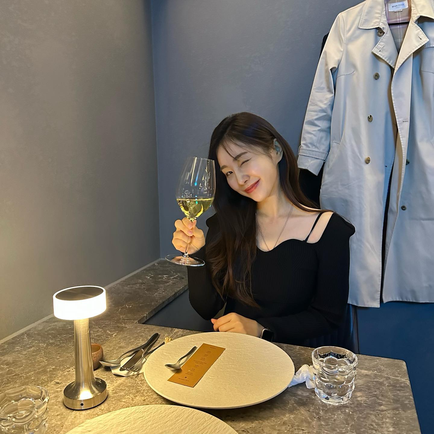 🎂🎉💗
잠옷바람에 나와 가족들과 부는 초,
엄마가 가득 차려준 생일상,
(잡채가 오래오래 사는 생명줄의 뜻이라는 건 처음 알았네🫢)
정성 가득한 프랑스 코스와 깜짝 레터링,
그리고 하루종일 축하와 사랑을 보내준 모두들 덕분에 
온종일 행복한 생일을 보냈습니다-!!!!🫶

소원도 잔뜩 빌었구요! 
기분이 좋아서 앞머리도 두가닥 셀프컷 해봤구요! 
생일 핑계로 오랜만에 안부 나눠 더 좋았습니다!!
 축하해주셔서 감사합니다!!!
맑고 밝은 요즘 날씨처럼 모두 건강하고 행복하세요💗💗💗