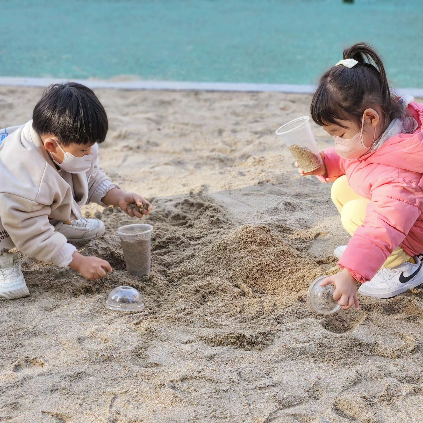 오늘도 교회출석❤️
교회갔다가 친구랑 밥도먹고 단지 놀이터투어로 2시간 넘게 놀고 육퇴완료😍

#41개월아기 #4살 #빠른육퇴 #잘자렴 #놀이터쵝오👍