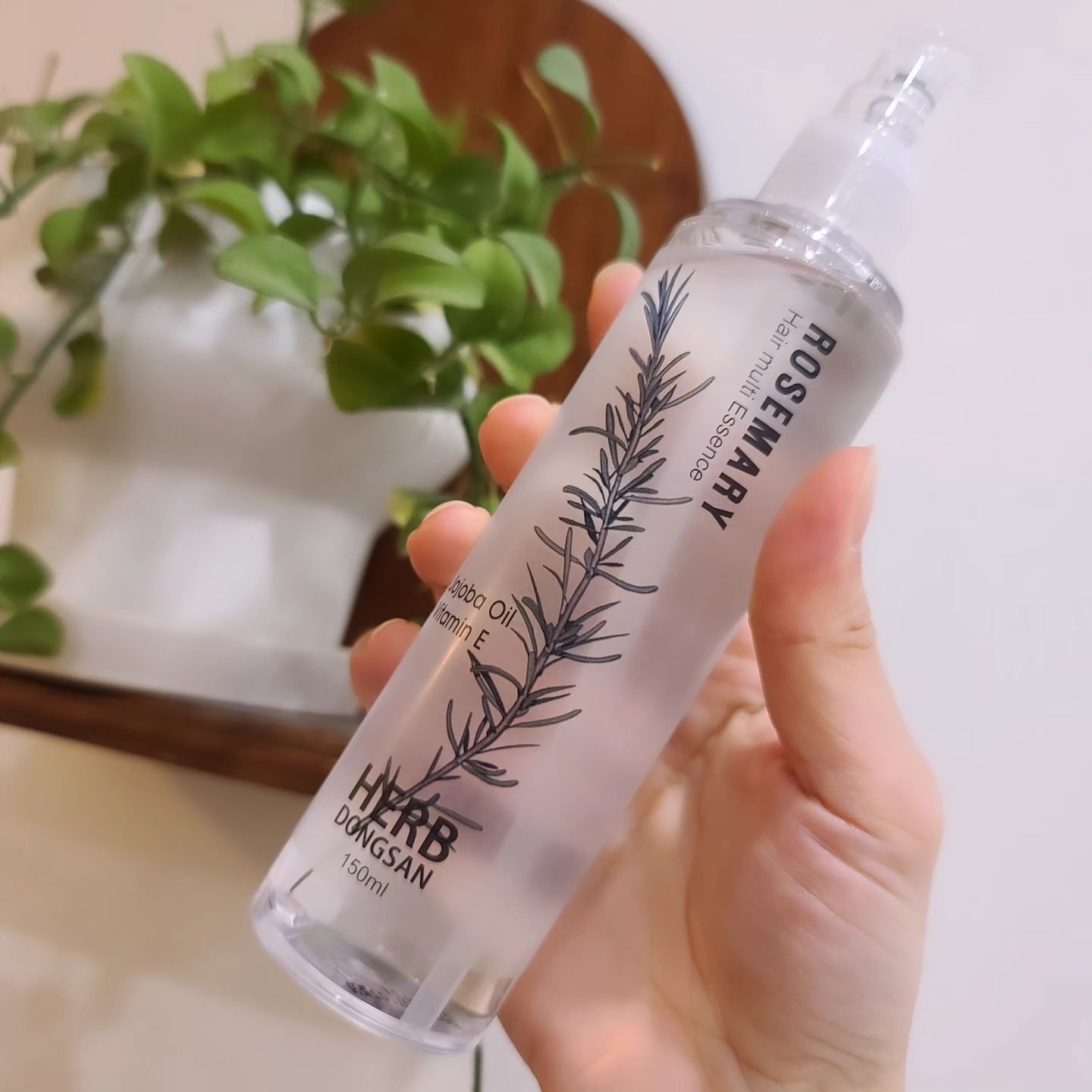 잦은 염색과 펌으로 극손상된 개털 구제템♡
이건 #제주허브동산 #향기파는가게 특별 헤어에센스 아이템

바르면서 끈적임없고 바로 흡수되고 탄력이 생기는게 특징으로 쉽게 엉키는 모발에 강추강추!!
머리카라 끊어지는걸로 넘나 짜증났는데 #로즈마리헤어에센스 하나로 확실히 덜 끊어지고 엉킴도 확 줄었다

어지간한 유명 브랜드 헤어에센스보다 훨씬 좋음♡

jeju_herbdongsan2 #허브헤어에센스 #허브헤어트리트먼트 #로즈마리에센스
