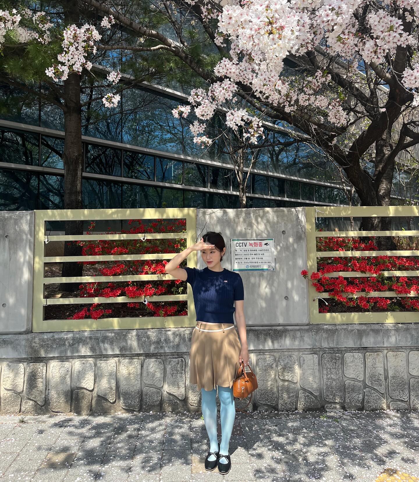 #AD #OICCOLLECTION 
매번 벚꽃시즌에 예쁘게 사진찍어야지 하고 못찍었는데
이번 벚꽃룩은 성공입니다..♡ 
제 이번 벚꽃룩은 바로 oic.oioicollection OICCOLLECTION으로 리뉴얼된 OIOI의 예쁜 반팔니트에요! 

OICCOLLECTION은 컨템포러리 브랜드로 써머 첫 시즌은 데일리하게 입기 좋은아이템들로 구성되어있어요!
제가 입은 이 반팔니트는 과하지 않은 크롭기장인데 전체적으로 날씬해보이고 컬러도 다양해서 좋았어요 :)

로고자수디테일이 포인트가되서 너무 귀엽고 가벼운 소재라 한여름에도 입기 좋답니다 ♡
너무너무 예쁜 옷이라서 곧 올 여름 대비해서 한번 구경해보시는 것도 좋을 것 같아요~ *

#오아이오아이컬렉션 #24SS #반팔니트 #NEWNORMAL #반팔니트코디 #벚꽃룩 #오오티디 #데일리룩 #여자옷브랜드추천 #봄코디룩 #OOTD #패션계정
