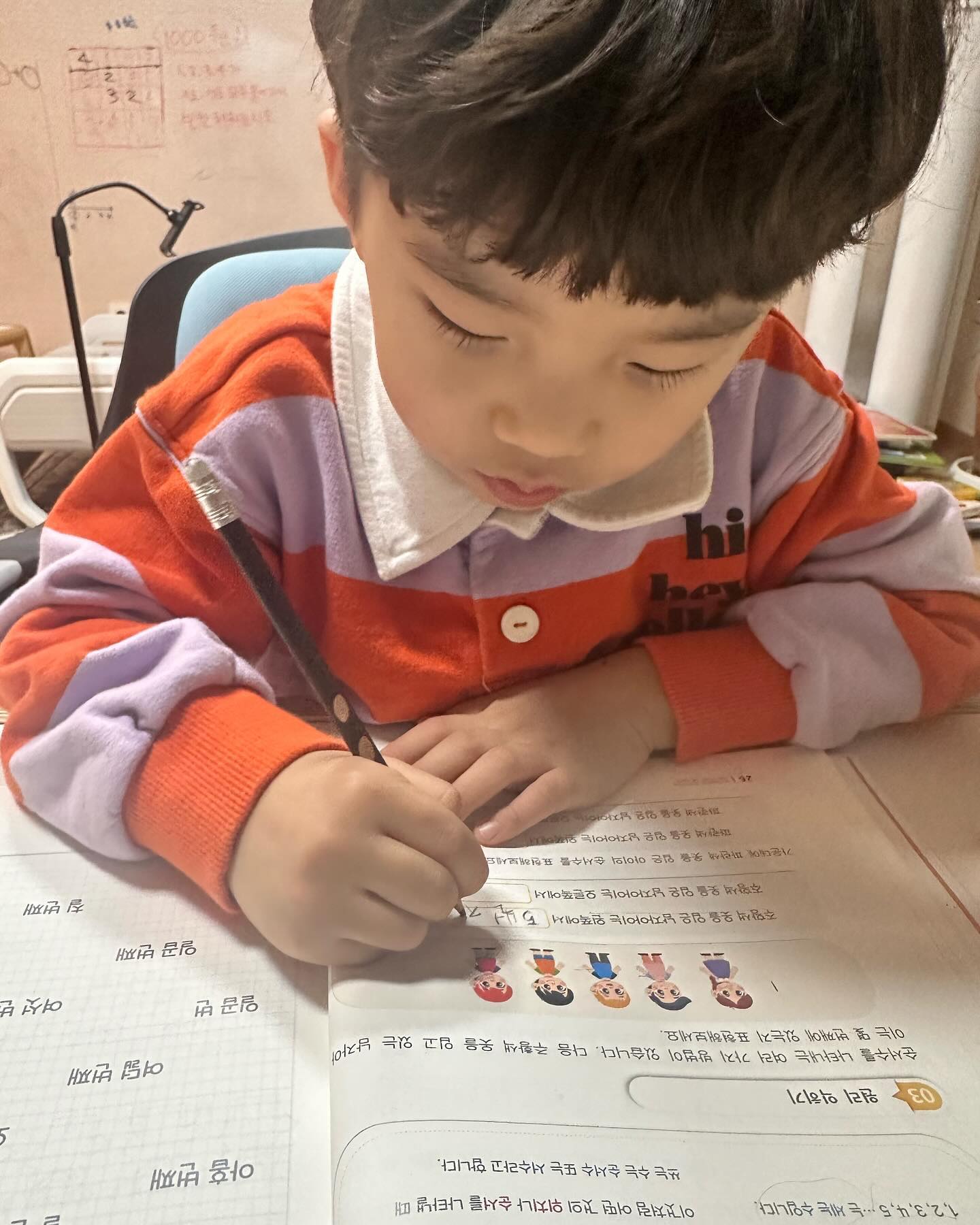 다양한 세기 방법에 대해 같이 학습한 
이번주 매쓰몽 책수영 홈스쿨~
홈스쿨 미션을 매주 진행중인데 
수 100판을 이렇게 활용하는구나를
지면을 통해 활용법을 스스로 깨닫게 된 시간!!😁
수 100판 교구 사두고 활용 몰라서 장난감으로 쓰고 있었는데
아하!! 머리를 딱! 때리는 배움이 있었음
같이 홈스쿨 하면서 아이와 내가 같이 성장함을 
느끼고 있는데… 
하면할수록 매쓰몬 책수영.. 특히 뭉치P단계는 
아이가 접근하기 쉽게 워크지가 잘되있다는걸 느낌
독서로 접근하고 사고하고… 이제 미션 절반 넘었는데 
나머지도 마무리 잘해보자!!! 

#유노스타 #책수영 #책수영프로젝트 #책수영7세반 #매쓰몽 #매쓰몽수학동화 #0학년수학 #사고력수학 #홈스쿨 #홈스쿨수학 #공부 #공부인증 #공부스타그램 #유아수학 mathmong.book suwabook_life