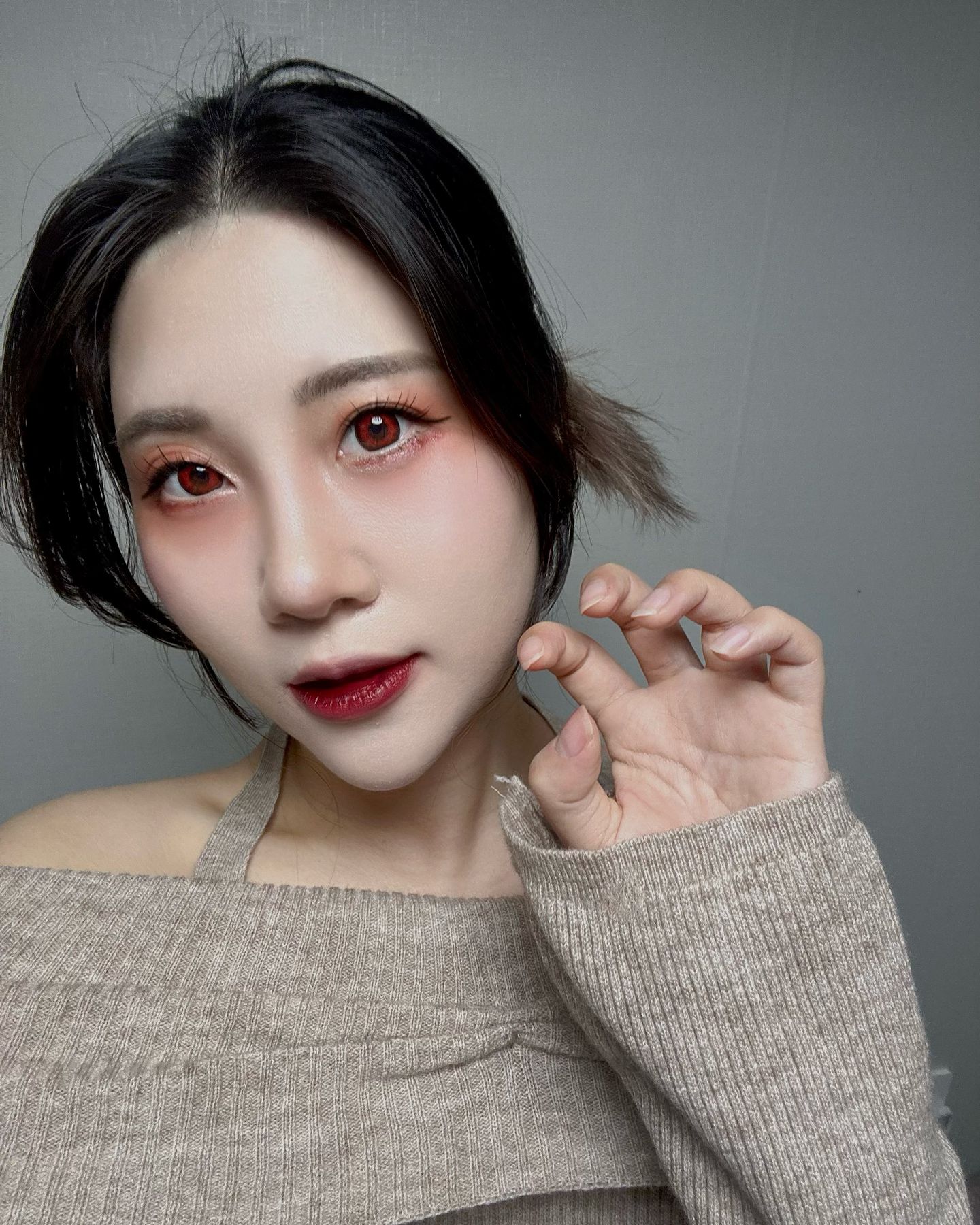 #제품제공 #할로윈렌즈

▪️#렌즈미 리미티드 에디션

1️⃣ 푸논 레드
한 달 착용 / 레드 / 한쌍 30,000원 / 그래픽 직경 : 13.8mm
✔ 강렬한 레드 색감으로 호러틱한 눈빛을 연출해 주는데 좀비, 뱀파이어 등 할로윈 코스프레 렌즈로 딱 포인트 주기 좋아요!

2️⃣ 번블 오렌지
한 달 착용 / 블루, 바이올렛 / 한쌍 30,000원 / 그래픽 직경 : 13.7mm
✔ 포인트 되는 호박빛 렌즈가 톡톡 튀게 존재감을 보여주는데 체인소맨 파워 코스프레 렌즈로 딱이에요!

3️⃣ 오로링 민트
한 달 착용 / 민트색 / 한쌍 30,000원 / 그래픽 직경 : 12.7mm
✔ 오로라 빛을 연상 시켜 이색적이고 몽환적인 눈빛으로 연출해 주는데 확실히 화려하긴 하지만 착용했을 때 눈도 선명해 지는 게 예뻐요! 민트&레몬 색 조합이 더 유니크하고 신비로운 느낌 물씬 들어 매력적인 렌즈랍니다

 
4️⃣ 큐링클 2종
한 달 착용 / 블루, 바이올렛 / 한쌍 30,000원 / 그래픽 직경 : 13.5mm
✔ 인어를 모티브로 신비로운 눈빛을 연출해 주는데 중앙 파도의 거품 같은 화이트톤 패턴이 포인트 되고 화려하게 착용하기 좋은 렌즈에요!

5️⃣ 엘문 바이올렛
한 달 착용 / 바이올렛색 / 한쌍 30,000원 / 그래픽 직경 : 13.3mm
✔ 딥퍼플 컬러가 물먹은듯 투명한 눈빛 연출해 주는데 요건 데일리 렌즈로도 손색 없어요! 귀멸의칼날 코쵸우 코스프레 렌즈로도 딱이랍니다!

#렌즈미 #렌즈미렌즈 #렌즈추천 #컬러렌즈추천 #써클렌즈추천 #데일리렌즈 #코스프레렌즈 #컬러렌즈 #한달렌즈 #할로윈분장
