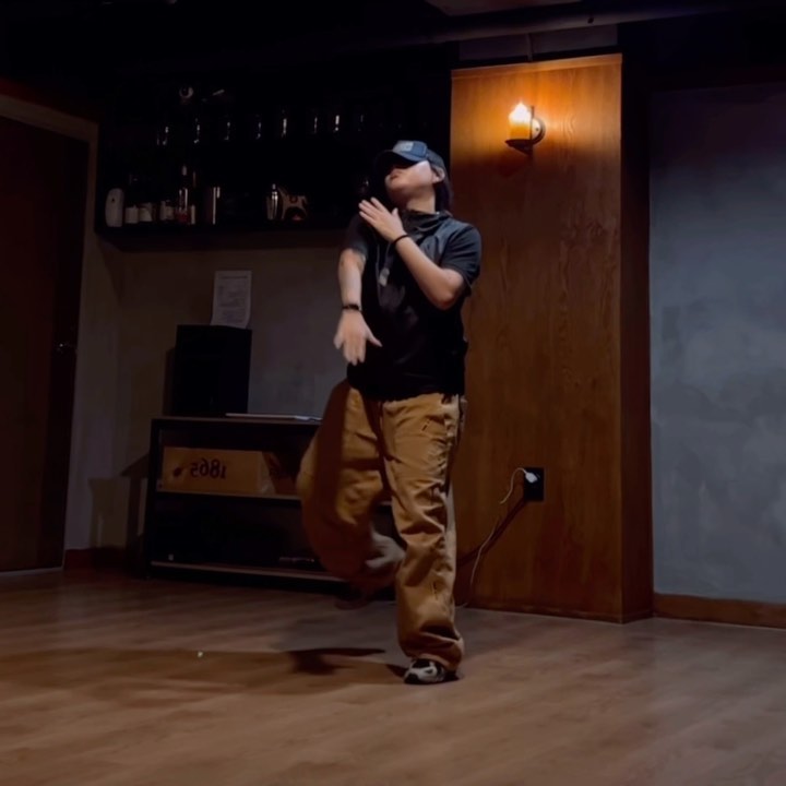 down bad 🥵
쿠쿠쿠 또치랑 🦔
chajiwon___ 

C . me 

dreamville jidsv 

#choreo #hiphop #choreography #choreographer #dance #dancevideo #dancer #downbad #jid #dreamville