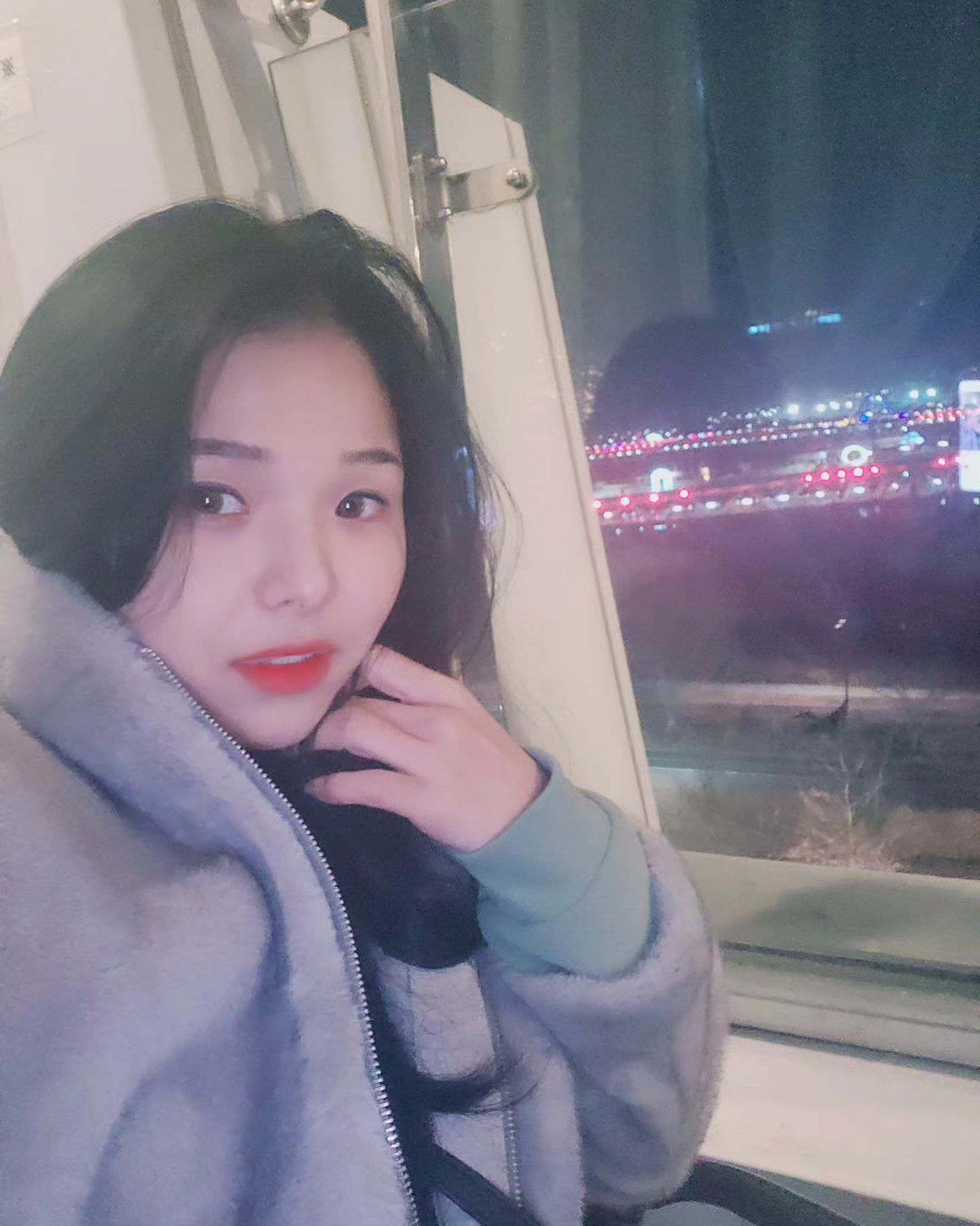 세종 빛축제 보러가기전
빛축제만 보고 오긴 아쉽다며 언니랑 형부님 의 인도 하에 오게된 #써밋뷰 #루프탑카페  에요 
저 저날 언니랑 
 1차2차 술을 좀 마시고 이응다리 돌고 간 카페인데
루프탑에서도 ㅋ 버드와이저 헤헷 

 술김에 안찍던 셀카를 남겨놨네요 ㅋㅋ

술 안드시는 형부 덕에 우리 자매 완전 신나게 놀았어용❤🤤
 
감사합니다🙇 형부님 kyungtae775 헤헷😍👍🏻

항상 사랑해울언니 euna807 🤗🤗😍😍😍

써밋뷰 루프탑에서 이응다리 가 한눈에 보여서 
#세종빛축제 가 한눈에 보이더라고요 완젼 꿀자리 👍🏻

세종 빛축제 정보나 써밋뷰 정보가 더 궁금하신분은 
프로필링크에 제 블로그 놀러오시면 자세히 서술해놨습니다 
블로그 하시는 분들은 서이추 해주시면 감사합니다 🙇