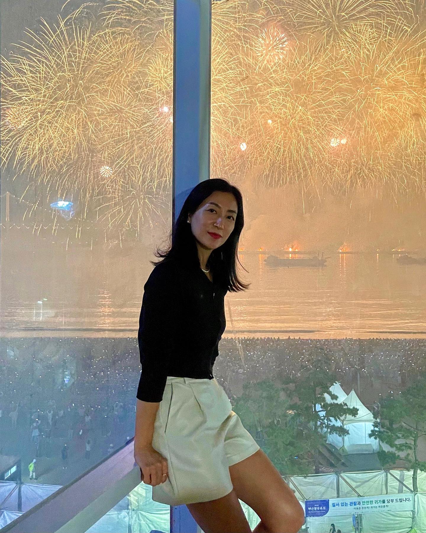 #부산불꽃축제 🎇🎆🌉
작년엔 12월 중순이라 넘 추웠는데 올해는 딱 좋았!😊
지인분 초대로 특별한 명당 자리에서 맛있는 음식들 먹으며 즐기는 #불꽃축제 최고였는데, 이자리에 풀빌라가 들어올거라 이번이 마지막…🥹
광안대교와 어우러져 더 멋진 부산 불꽃축제 올해도 멋졌드아~🩷👍🏻
.
.
.
.
.
.
#부산 #부산여행 #부산핫플 #부산데이트 #광안대교 #광안리 #여행스타그램 #부산가볼만한곳 #부산야경 #야경 #셀카 #셀피 #nightview #travel #busan #fireworks #selca