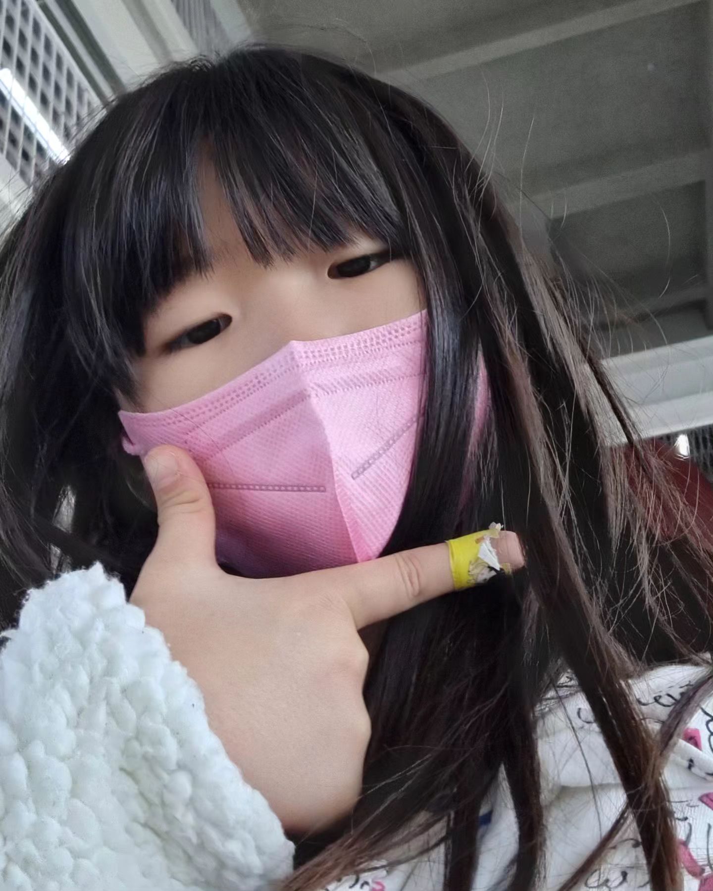 업체로부터 제공받은 제품입니다

아침저녁으로 찬바람이 불고
미세먼지 가득한 요즘 날씨
봄이 가까이왔나 안심할때쯤 콜록콜록 감기가 찾아오네요.

아이 등교할때 꼭 챙기는 마스크
100% 국내제작
하루종일 착용하니 귀는 편안하게
숨쉬기 편안한 새부리형 마스크로 선택!

컬러감도 너무 예뻐서 
아이 얼굴을 안정감있게 감싸주고
더마테스트 엑셀런트 인증으로
안심하고 사용할 수 있는 아동마스크 입니다.

환절기에는 감기예방을 위해서
꼬~옥 챙겨야 하는 마스크,
디자인도 예쁘고 편하게 착용가능한 
에어리본마스크 완전 강추해요~
 
 
 
 
 
 
 
 
 
 
#어린이마스크 #유아마스크 #키즈마스크 #소형마스크 #초등학생마스크 #아동마스크 #초등마스크 #컬러마스크 #마스크추천 #새부리형마스크 #귀편한마스크 #귀안아픈마스크 #귀편한새부리형마스크 #에어리본 #숨편한마스크 #숨쉬기편한마스크 #KF94마스크새부리형 #중형마스크