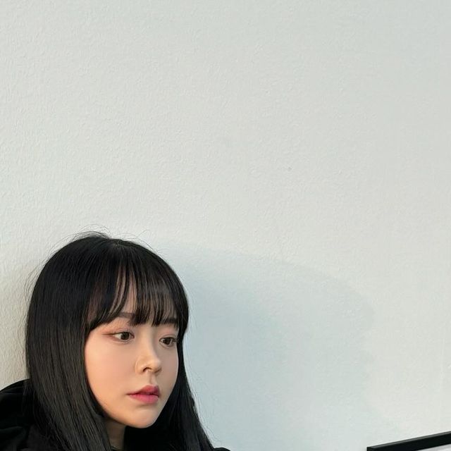  세은 on Instagram: "#광고#스탠다드에러 @standarderror_official
따뜻하고 힙해서 자꾸만 손이가는...(•͈⌔•͈⑅)

후드 집업 레이어드 디테일 포인트로 스트릿하면서도 다양한 무드 연출이 가능하고, 발열 안감 사용으로 보온성이 높아 따뜻해서 넘 좋아오💛

[제품명]
87-STAN019 에센셜 후드 레이어드 ma-1 패딩 점퍼

#STANDARDERROR #데일리룩#パンツ  #outer #풀아우터 #남여공용 #패딩 #후드패딩 #레이어드패딩 #패딩추천 #겨울패딩 #블랙패딩 #겨울코디 #겨울외투 #아우터추천 #겨울아우터 #겨울코디추천"