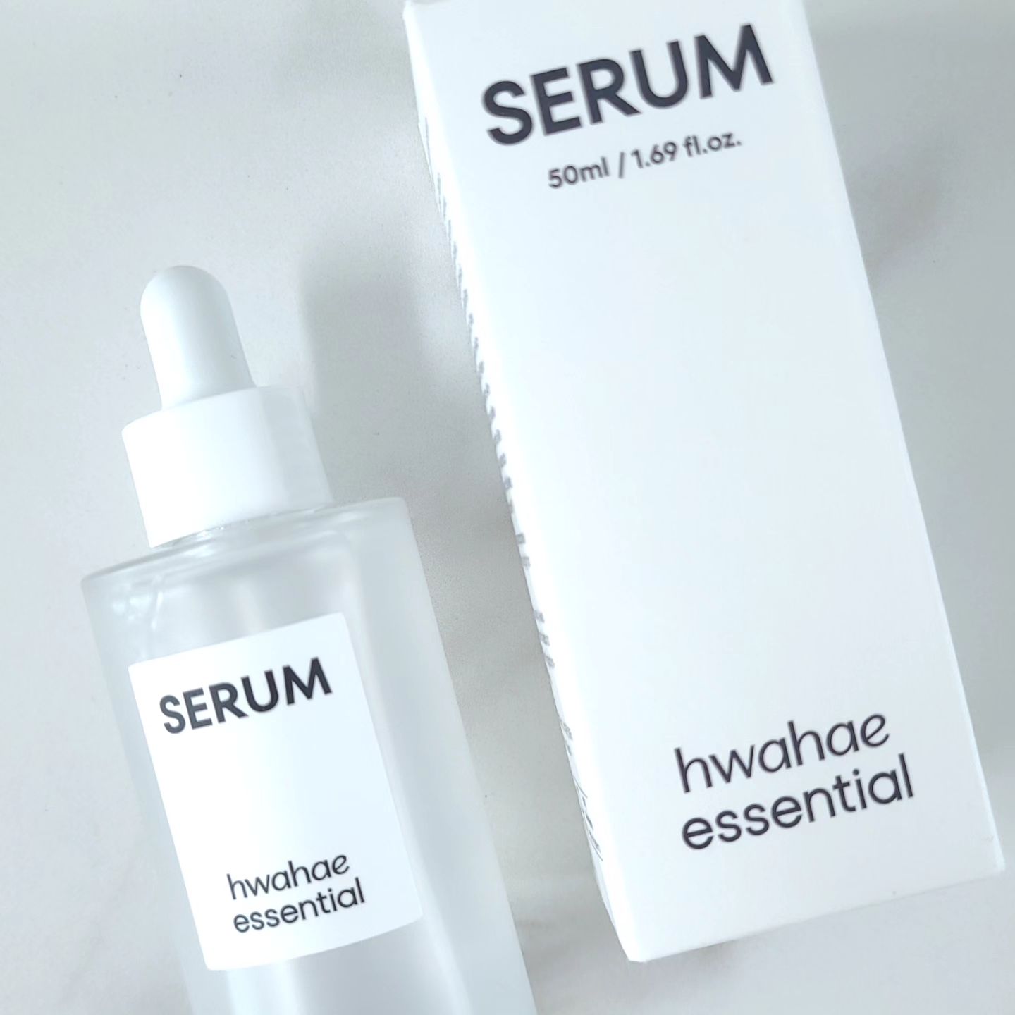 #협찬 hwahae_essential

🤍외관
깔끔하고 군더더기 없는 반투명 스포이드 케이스에 담겨있어요! 스포이드 형식이라 원하는 양만큼 나와서 사용하기 편해요🌟

🤍제형
투명하고 잘 흐르는 묽은 세럼 제형이에요! 가볍게 흡수되는편이고 발림성도 좋아요😆
저는 평소에 화해토너 사용 후에 세럼으로 보습감을 더해줍니다

🤍좋은점
무향이고 순해서 누구나 다 사용가능한 세럼! 흡수도 빠르고 양조절이 용이해요👍
병풀추출물이 들어있어 피부진정 효과가 있어요🌿

🤍아쉬운점
겨울에 사용하기에는 다소 보습감이 부족해요! 여름에 가볍게 사용하기 좋을 것 같아요💧

#화해 #화해SNS리뷰단 #화해에센셜 #데일리세럼 #화해세럼 #수분세럼 #수분세럼추천 #무자극세럼 #진정세럼 #세럼추천
#기초화장품 #기초 #코덕 #코덕맞팔