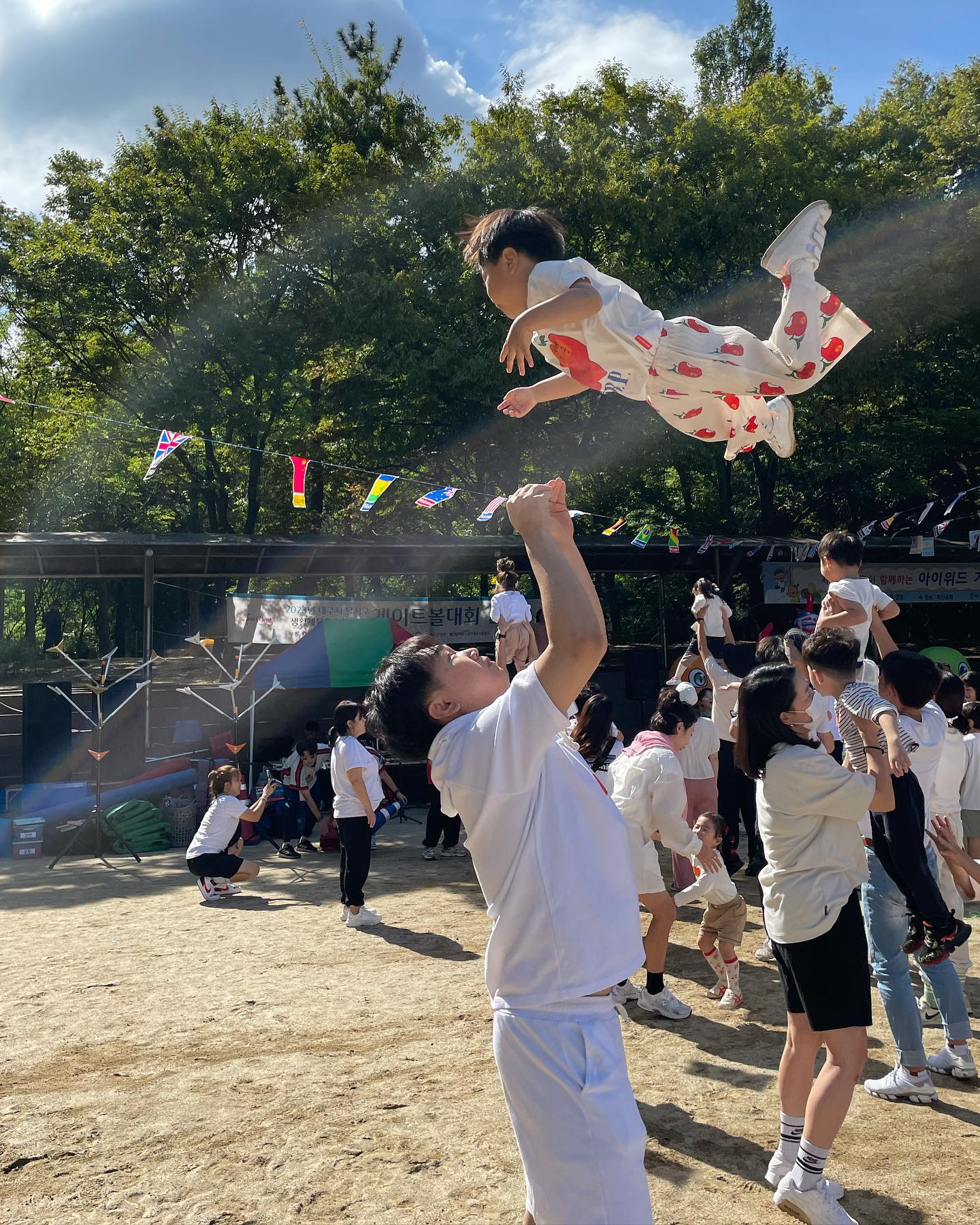 첫 체육대회
힘들고 힘들고 또 힘들었다 🥺🥺
서준이 달리기 1등
아빠는 꼴찌 앞에 ~~