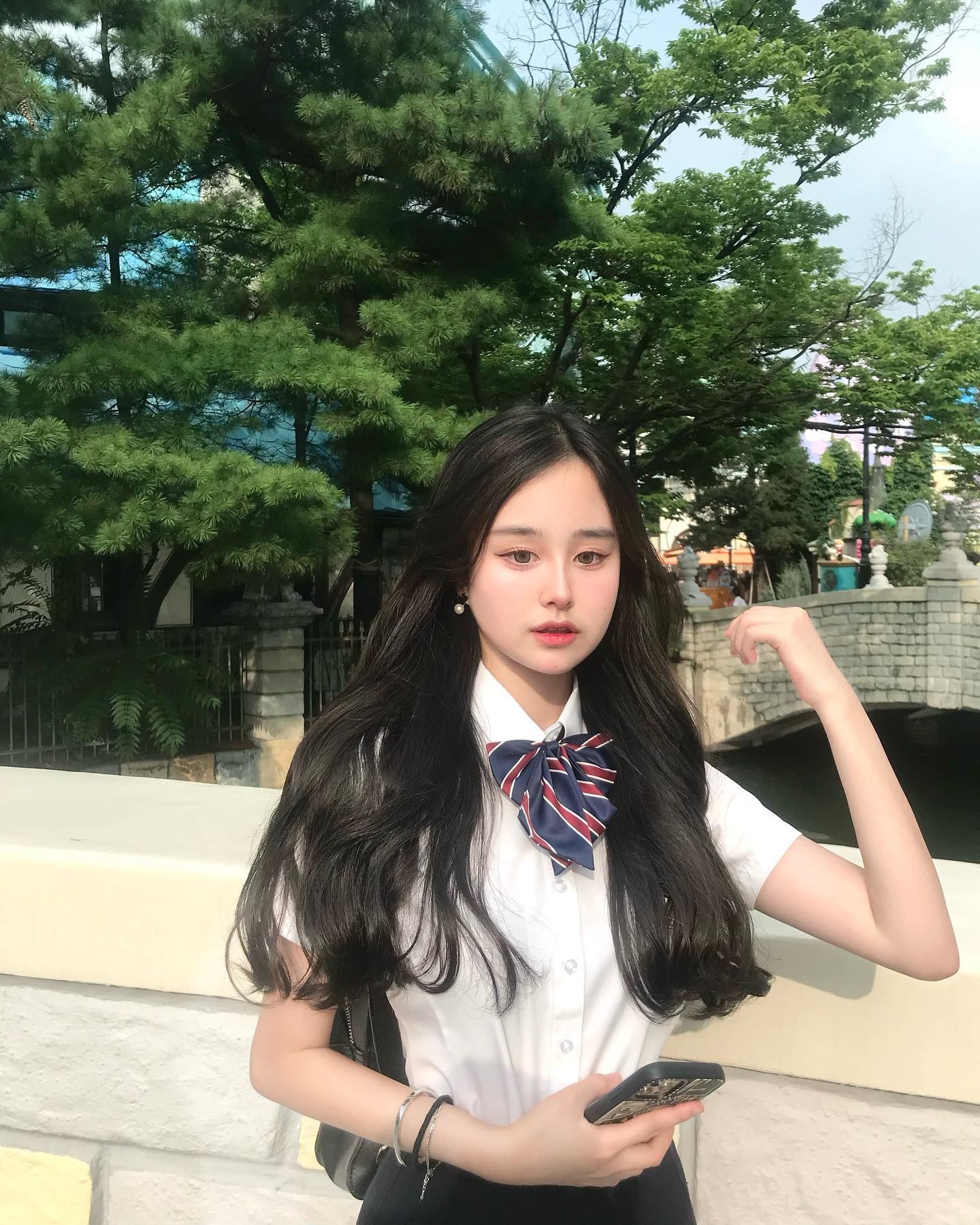 6/30 시험 끝나고 롯데월드!

원래 안 갈려고 했는데 친규가 가자고 꼬셔서 왔움!!😳✨ 오길 잘했따….
눈치 게임도 완전 성공..🤤💗🏰 

친구들이 계속 나 공주라고 해줘서 기분이 너무 쪼아.. #👸👑
막 밥 먹을 때도 줄 서있을 때도.. 완전 자존감 만땅 만들어쥼💋ㅋㅎㅋㅎㅋㅎㅎㅋ ( 아니 내 친구들 한 명은 엔믹스 오해원 닮고 또 한 명은 신이 내려준 몸매 허리는 얇은데 골반은 넓은…. ) 

 Photo by eunjae~🫶🏻 
#롯데월드 #시험끝
