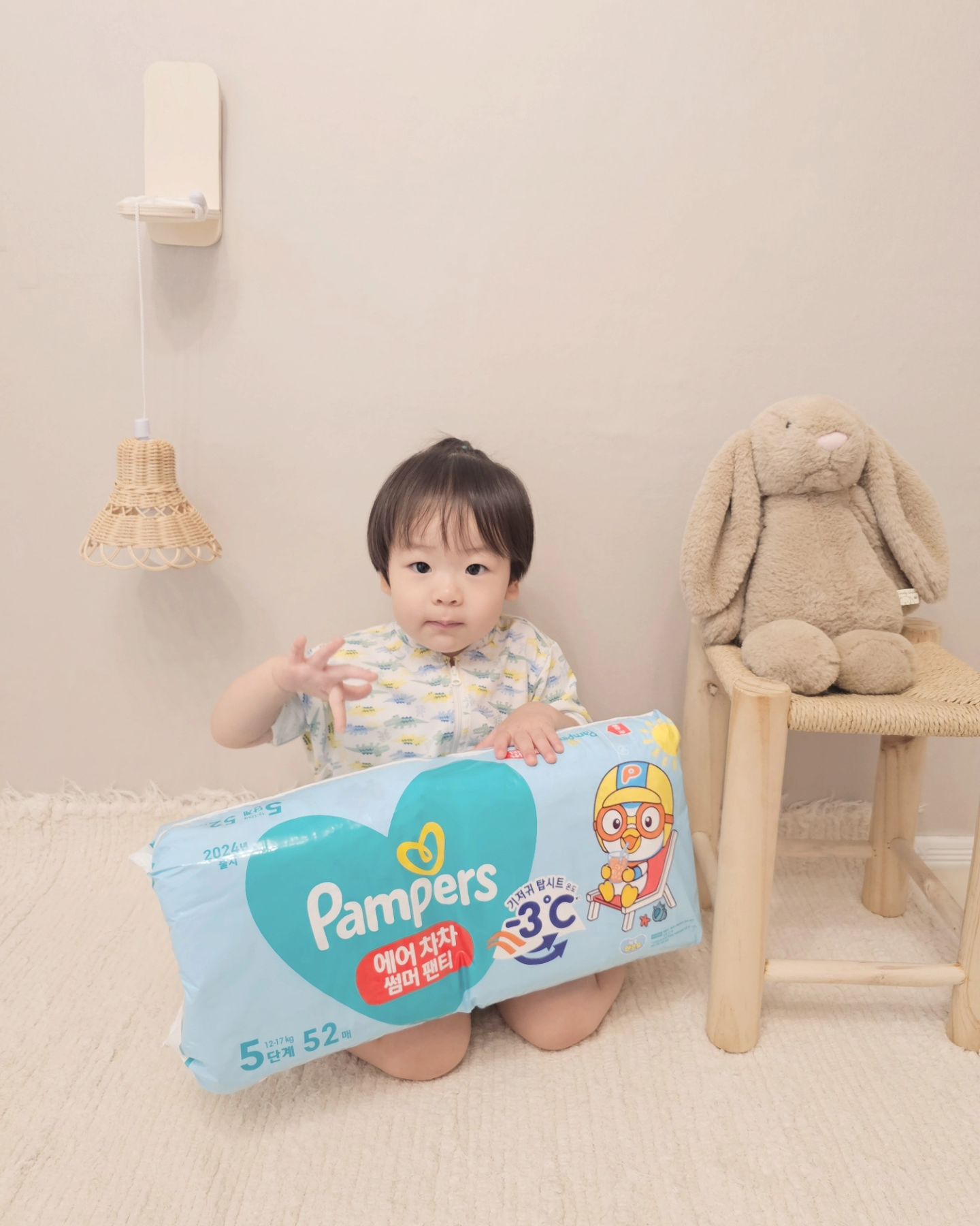 #팸퍼스제공 #팸퍼스에서온선물 
팸퍼스 에어차차 썸머팬티🎐

쭈니맘(dd2022_11)이벤트 덕에 받은 
팸퍼스 에어차차 썸머팬티 :)

와 요즘엄청 습기 머선129?? 🥵
기저귀 탑시트 온도를 -3˚C *낮춰주는
팸퍼스 에어차차 썸머팬티를 꺼내주었어요.ᐟ

쿨케어 시스템이 열기를 빠르게 배출해 시원하게
2만개 에어홀**로 통기성을 높혀 뽀송하게
우래기 응디지키기ᰔ

쭈니맘 고마워요🫰🏻
고마워요 팸퍼스 🫶🏻

Thanks to pamperskr

✨️하렴 / 24개월 / 13kg

*기저귀 탑시트 적용
 ( P&G 내부 실험 : 따뜻한 물 부은 뒤 10초 )
**바깥커버와 탑시트 내 구멍 수 합산결과
 ( P&G 내부 실험 : 오차범위 7% )