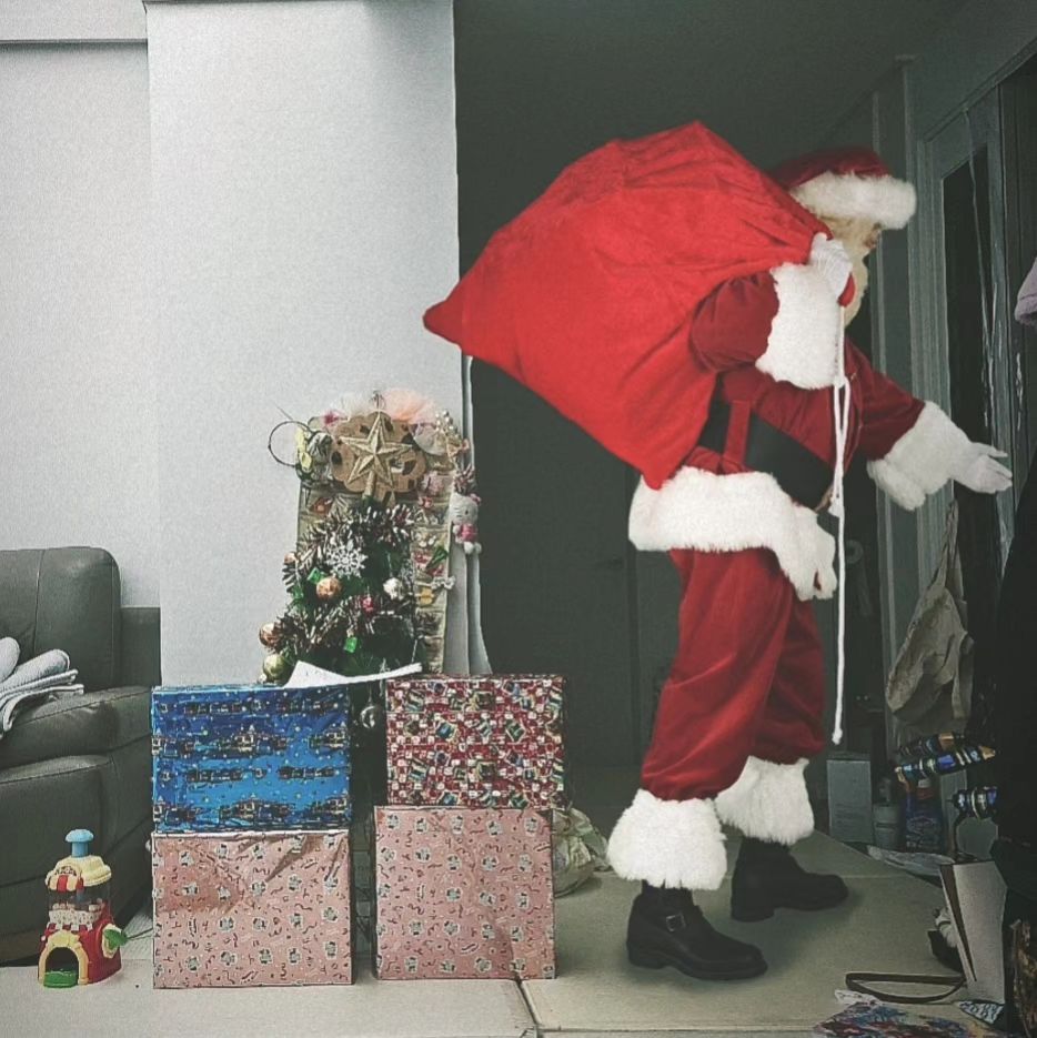 #강제동심사수완료

산타 어플 진짜 좋네〰️🎅

얼굴 잘 안보이니까 더 신비주의에
진짜 리얼 그 자체ㅋㅋㅋㅋㅋ

#산타가다녀갔어요

레고에 푹 빠져서
티니핑이고 신비아파트고 포장지만 뜯고 냅두더니
레고만 4시간 넘게 했다ㅋ

완성해놓고 
아이스크림가게 역할놀이 꾸르잼❣️

#산타의선물
#옥스포드배스킨라빈스 
#옥스포드블럭
#레고블럭 #7세여아선물 #7세여아장난감 #오산맘 #오산시민 #오산맘스타그램 #오산 
#멜크 #메리크리스마스