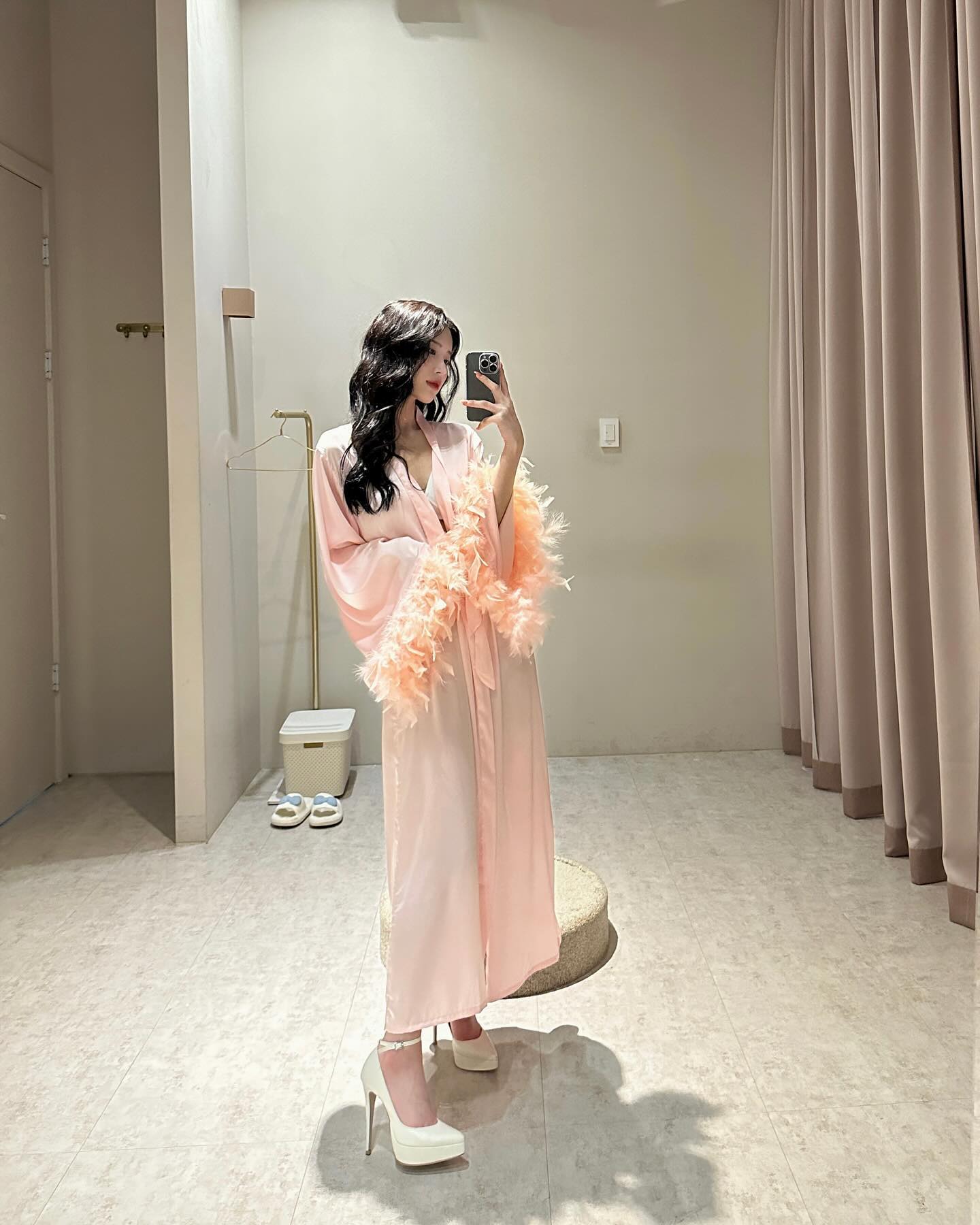 웨딩모델 촬영하구왔는데 드레스가 넘 예쁘길래🪞✨