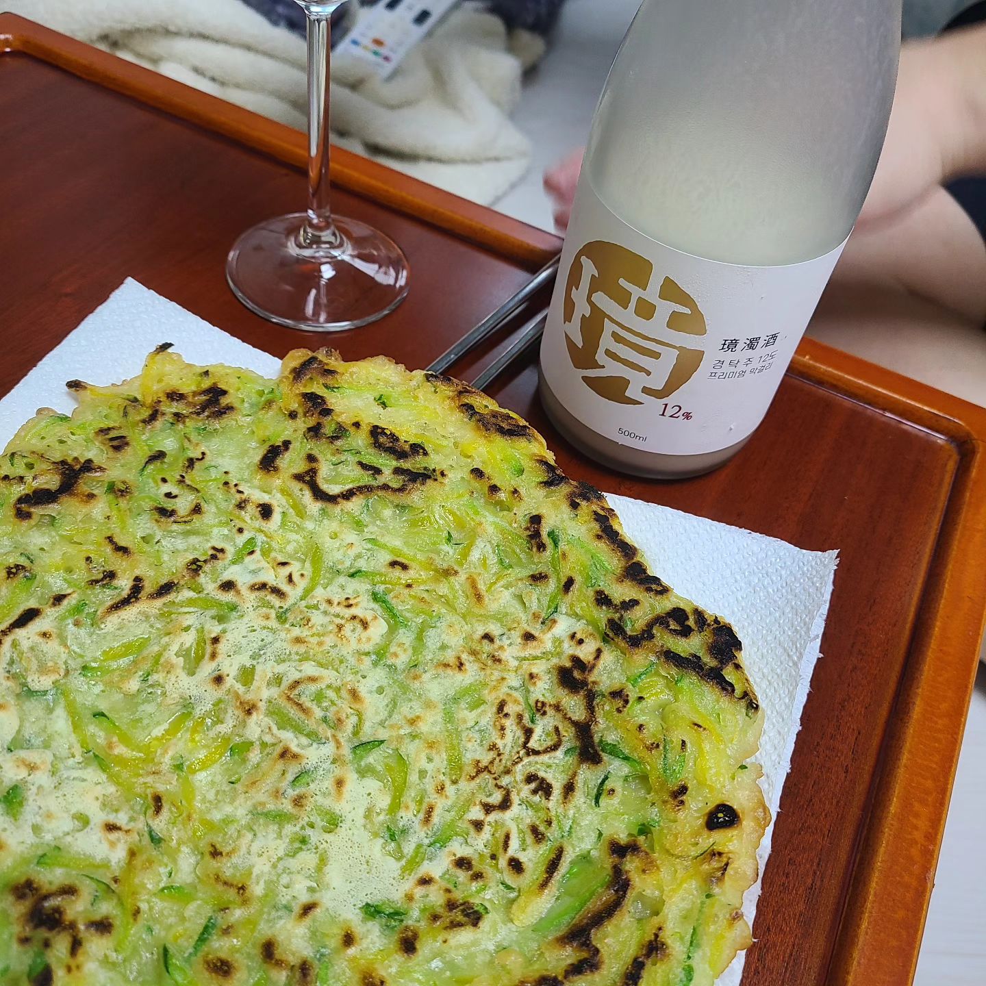 #성시경막걸리 #경탁주12도🍶 최고의 토요일이당  아주맛있음 #경탁주

오빠가 선물이라고 기대하라구 그랬는데 ᆢ 
뭐냐구물어봤는데 말안하길래 
넘궁금했던ㅋㅋ

택배왔눈데 아이스박스길래 모지모지했는데

궁금했던 그그 막걸리 ㅜㅠ 🥹🥹꿀맛탱 ᆢ 맛잘알🌸  시경님의 그 막걸리 ᆢ 크ᆢ 
막걸리파가 되겠댜ᆢᆢ

#성시경 #막걸리 

아쥬찐하고 그윽하고 깔끔하고 울 신랑표
애호박전하구 딱임~~!! 군더더기없구 
존맛탱이당ᆢ막걸리가 절로절로~~~♡

아율아빠 고마와!😀🌸최고얌! 

wanggu_heo 
우리딥에서 행복한 주말🏠🏡