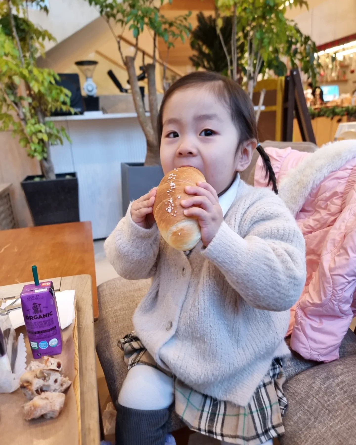 💫의정부 - 나크타
하원 후 카페데이트

2. 맛난 빵 먹으며 신난다는 딸님
혼자서 빵 대부분을 다먹음
먹으며 춤이 절로 나온단다

빵도 맛있고 음료도 맛있고 예쁘게 꾸며진 곳곳 구경도 하고
눈썰매도 타고 놀며 알차게 놀고온 카페
조금 더 크면 영어베이킹클래스도 신청해서 해봐야겠다🙂

미니♡+1175(39개월 5일)비니♡+306(10개월 6일) 24.01.24

#우남매근황 #일상기록 #육아일기 #육아기록 #흰쥐띠아기🐭 #흑토끼아기🐰 #남매맘 #육아소통좋아요 #성장기록 #10개월아기 #39개월아기 #육아난이도상승 #오늘은뭐하고놀지 #도치맘🦔 #ootd #우남매👫 #천방지축사고뭉치 #패션왕 #개구쟁이 #의정부카페 #케어키즈존 #아이와가볼만한곳 nakta_nakta