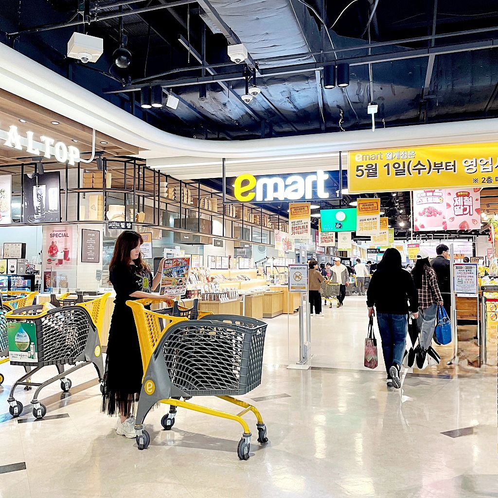 #광고 emartstore

🍎고물가 시대 다들 어찌 지내시나요? 저는 장 볼 때마다 겁이 나서 수십 번 구입할 품목을 적어 보기도 하고 살까 말까 고민을 하고 있는데요 먹고 살아야 하니 구입은 해야 할 것 같고 가격은 넘 비싸고~ 그런데 이마트에서 가격파격선언을 통해 4/19일 부터 필수 먹거리와 생필품을 착한 가격에 제공한다고 하니 이런 기회 놓칠 수 없다 싶어 바로 달려갔지요~ 이름하여 #이마트가격역주행

✔️#이마트 #가격역주행2차 상품들을 보니 눈 돌아갑니다 어쩜 이렇게 행사가 다양한지요~ 제가 장 본 거랑 행사 품목  살짝 보여드릴게요!

🍎매일 홈파티 하는 멋진걸네 집이라 신난다 신나!! 양념 목심구이 (700g×2) 14,980원, 남양 클린우유 (900㎖×2) 3,980원 저렴하게 구매했어요!

 ✔️쏘피 바디피트 리얼흡수 생리대 (중형 36P/대형 32P/슈퍼롱 20P, 각) 4,950원, 프라이스리스 스텐용기 2입 기획세트 (5종, 각) 8,900 ~ 21,900원, 오뚜기 고시히카리 밥 (210g×8개) 7,980원, 목우촌 주부9단 라운드햄 (260g×2) 4,980원, 삼육두유 A (190㎖×24) 9,980원,새우살(450g) 9,980원, 동원 인포켓 치즈 (320g) 10,980원!

🍎정말 다양한 품목들이 세일하고 있더라구요!

✔️이마트 앱에서 행사 내용이나 재고 파악도 할 수 있고 쿠폰도 많이 줘서 항상 확인을 하고 장보러 가는데요 마침 이마티콘 행사를 하고 있길래 바로 구입해서 결제는 이마티콘으로 빠르고 쉽게 해결했지요.  이마티콘은 이마트페이로 유효기간도 없고 일정 금액 이상 구입/충전 시 3~5% 추가 지급을 해줘서 혜택이 많아 이마트 갈 때마다 사용하고 있답니다.

🍎가성비 좋게 쇼핑하고 집에 와서 계산해 보니 우와 42,500원이나 할인 받은 거 있죠~ 여기에다 이마티콘 추가 금액까지 합치면 45,500원 저 완전 가성비 쇼핑 제대로 했네요 이럴 때 기분 정말 좋아요~ 이마트에서 구입한 제품으로 즐기는 홈파티~ 넘 행복합니다! 

👉이마트 가격역주행 #가격파격선언 으로 다양하게 행사 중이니 얼른 달려가 보세요!

#이마트 #emart #가격역주행 #가격파격선언 #이마트가격역주행 #이마트가격파격선언 #이마트행사 #이마트할인 #그로서리 #생필품 #쇼핑 #행사 #할인