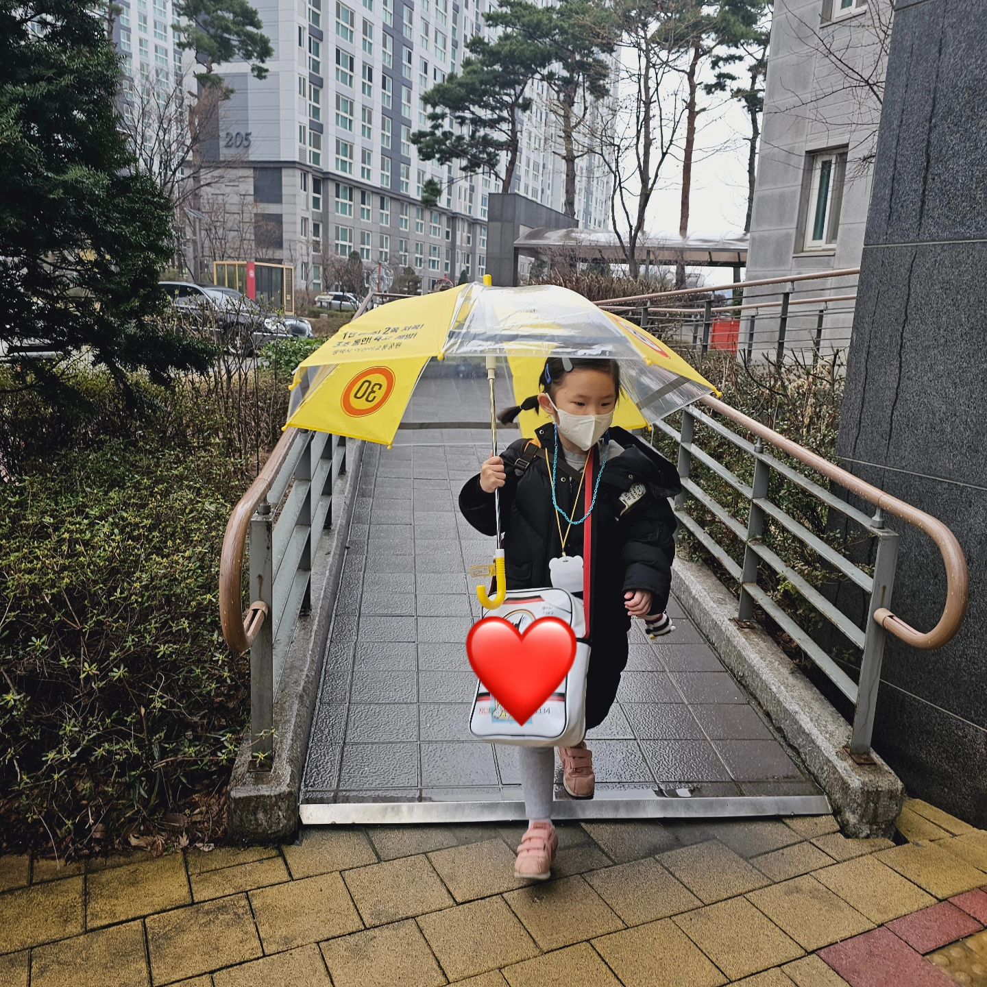.
#첫줄👋
.
2024.03.28(목) 스하네 일상☔️
.
비오는 아침이라 장화에 우산 ☔️
.
스하 등원하고 나서 초코설기떡에 아메리카노 한 잔😋
.
신랑이 카톡 선물로 귤 받았는데 상태 실화냐..🤬
.
신랑 데릴러 나온 김에 저녁은 오랜만에 외식🥩
.
혼자 또 자보겠다더니 잘 자고있네💤
.
#아산맘 #둔포맘 #서하맘 #서하야사랑해 #서하야아프지마 #일상스타그램 #육아스타그램 #도치스타그램 #딸스타그램 #68개월 #외동딸 #비 #초코설기 #먹방 #명륜진사갈비 #외식 #카카오선물하기 #분리수면 #둔포맛집