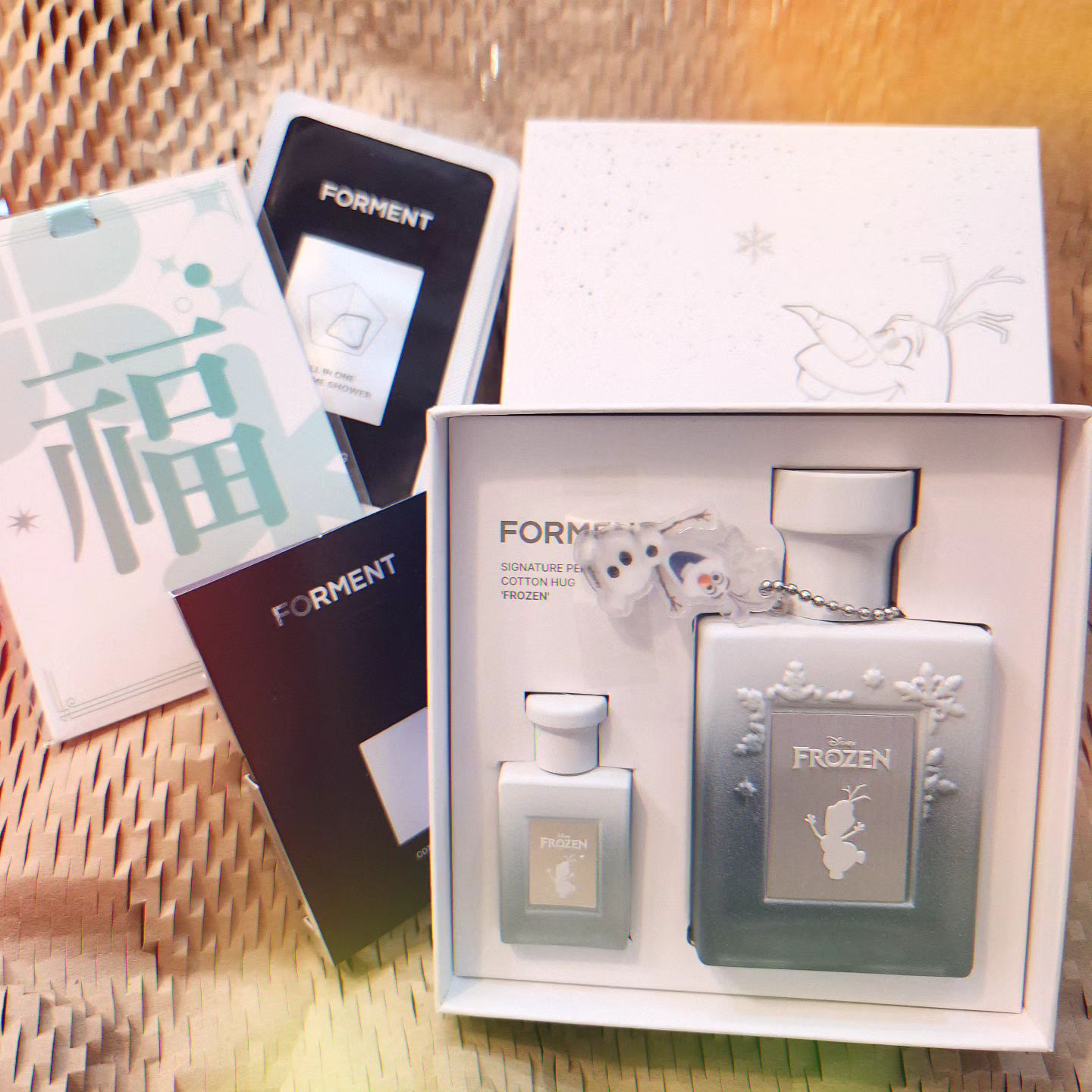 #올라프 #perfume #frozen 
#시그니처 #퍼퓸 #코튼허그 '프로즌'
.
.
.
.
은방울꽃, 포근한이불, 머스크 ....
..TOP : 은방울꽃 | 베르가못
..MIDDLE : 장미 | 자스민 | 오렌지꽃
..BASE : 패출리 | 시더우드 | 머스크 | 앰버
응?? 내가 상상한향과 달라도 너무 다른 ..ㅠㅠ
하 실패다 ㅠㅠ 슬퍼 - !!!!!!! 뿌앵~~!!!!!
비싼 방향제를 사버린 느낌 .. ㅠㅠ