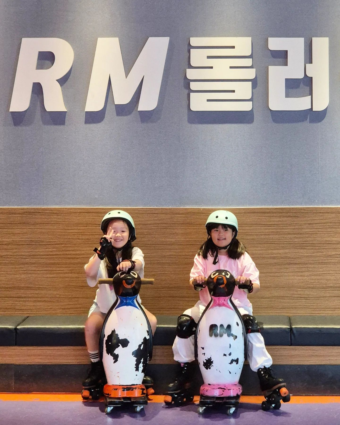 ⛸️롤러몬스터

제비랑 민정이 주말 롤러장데이트👭
여기 롤러장 대박~시간무제한🤣👍 뽕빼보자 하긴 했는디~~10시 오픈런해서ㅋㅋ5시간을ㅋㅋ👍

롤러쪼랩 제비는 롤러보다는ㅋㅋ짚라인이랑 낚시놀이ㅋㅋ간식타임이 더 길었던🤭

여기 떡볶이도 맛나고~중간에 이벤트도 해서 슬러시랑 꾀돌이도 받아서 먹고~노래방도 있어서 막판에 30분 예약해서 부르고~~ 진심 뽕뺐슈😍이번주말도 베프랑 행복한시간❤️
ㆍ
ㆍ
ㆍ
#롤러몬스터 #주말아이와갈만한곳 #롤러장데이트
