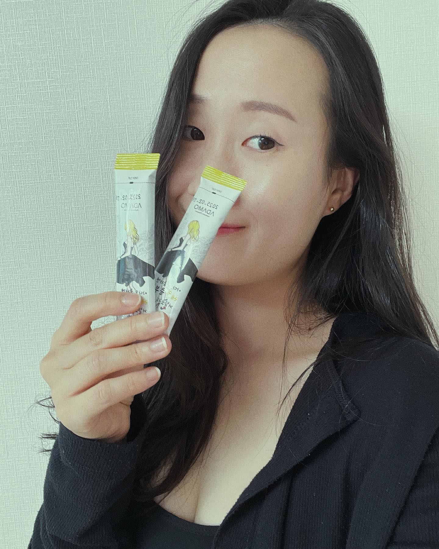 #협찬 #아다모콜라겐레몬콤부차

저칼로리 에리스리톨을 사용해서 칼로리, 당수치, 충치걱정없이! 청량하게 마실 수 있는 콤부차에요. 언제 어디서든 시원하고 맛있게 걱정없이 먹을 수 있어서 좋아요. 상큼한 레몬맛인데 인위적이지않아서 맛있더라구요. 한포당 400mg 피쉬콜라겐 함유,  500mg의 콤부차분말사용(세계 3대 홍차인 스리랑카 우바홍차 분말 300mg을 사용)했다고해요. 스틱형태라 휴대하기도 쉬우니 언제든 타먹기 좋아요!👍 설탕 많이 든 음료드시지 마시고 콤부차 드셔요🌝

상품페이지👉
https://m.smartstore.naver.com/nethis/products/8758758575?

#콤부차 #콤부차다이어트 #콤부차효능 #콤부차추천 #레몬콤부차 #에리스리톨함유 #스리랑카우바홍차함유 #피쉬콜라겐함유