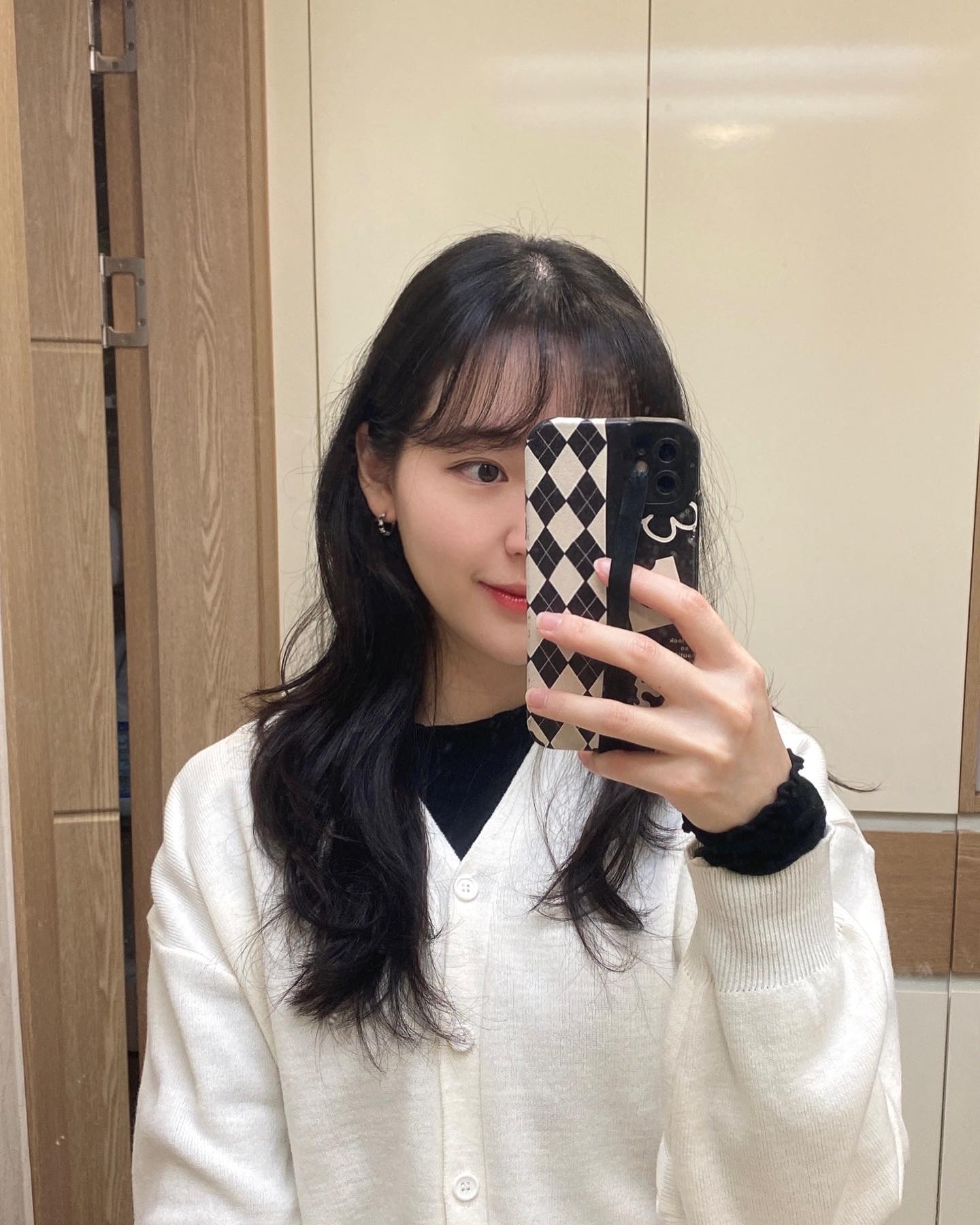 #광고
시엠프레 자체제작 블랙큐빅 귀걸이를 착용해봤어요!
예전에는 화려한 귀걸이를 좋아했는데
요새는 심플한게 더 끌리더라구요 ✨
큐빅컬러도 블랙&화이트로 연말룩에 잘 어울릴것 같아요♥
siempre.no1
#블랙큐빅 #큐빅귀걸이 #큐빅반지 #큐빅목걸이 #큐빅팔찌
#심플한디자인 #착용후기 #액세서리주얼리