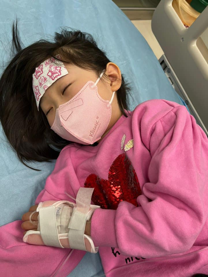 사랑하는 딸이 아파서 응급실에 왔습니다. 밤을 정말 오랜만에 샜습니다. 결국 아침에 입원 하기로 결정했습니다. 한동안 병원 생활을 같이 해야 할 것 같네요.