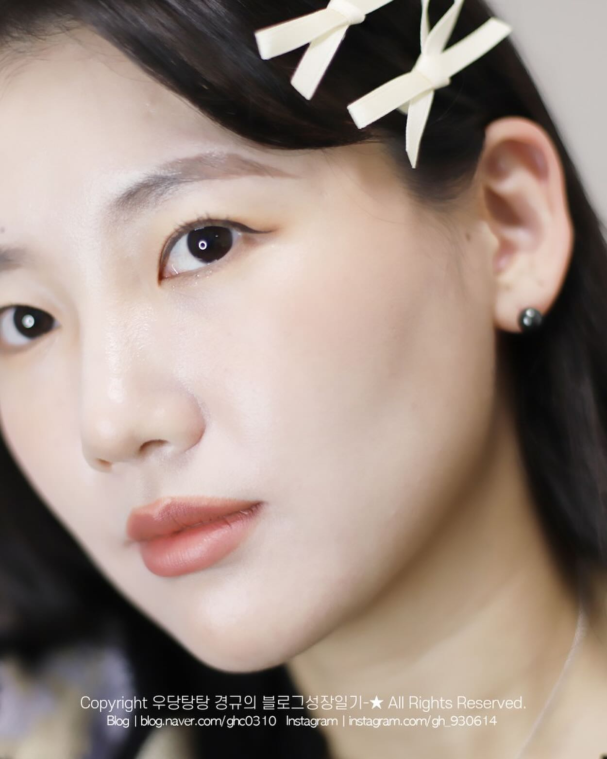 #유료광고 makeupforever

세상에 #MLBB 립컬러에도 퍼스널 컬러가 있다!!

많은분들의 #인생템 이었던
#메이크업포에버 #루즈아티스트벨벳누드
드디어 1월 2일 재출시🙌

메이크업포에버 퍼스널컬러진단 키트를
사용해서 저도 체크해보니 #봄웜 톤이더라구요!
봄웜톤에게 딱 맞는 추천 착붙템은
루즈 아티스트 벨벳 누드 #103 더스티핑크 컬러와
HD SKIN쿠션 #1N00 컬러, 아티스트 블러셔
#B300애니웨얼피치 로
쉽게 소프트 코랄 벨벳 메이크업 완성🍑

히알루론산과 호호바씨 오일이 함유되어 그런지
입술 각질 부각이 전혀 없고, 최대 6시간까지
오랜시간 수분감이 유지되는 벨벳립이라
각질부각때문에 벨벳립이나 세미매트립 잘 사용하지
못하셨던 각질부자들도 추천추천!✨

1월 2일부터 메이크업포에버 일부 매장에서
(신세계 강남, 롯데 본점/잠실/인천/부산, 현대 판교)
퍼스널 컬러로 인생 착붙 컬러를 찾아주고 
MLBB 벨벳 메이크업 컨설팅도 해준다고 하니
6개 매장 네이버 예약을 통해 매장에 방문하면 좋을듯🫶

*워크인의 경우, 대기 시간 상당 부분 발생하실 수 있으며 예약 고객 우선
*루즈 아티스트 벨벳 누드 제품 컬러에 특화된 컬러 진단으로 쿠션, 블러셔, 루즈 아티스트 벨벳 누드를 통한 메이크업이 진행 됩니다.

#루즈아티스트 #벨벳립 #MLBB #립추천
#퍼스널컬러진단 #HDSKIN쿠션 #쿠션종결템 
#아티스트블러쉬 #인생블러셔 #봄웜 #소프트코랄벨벳메이크업