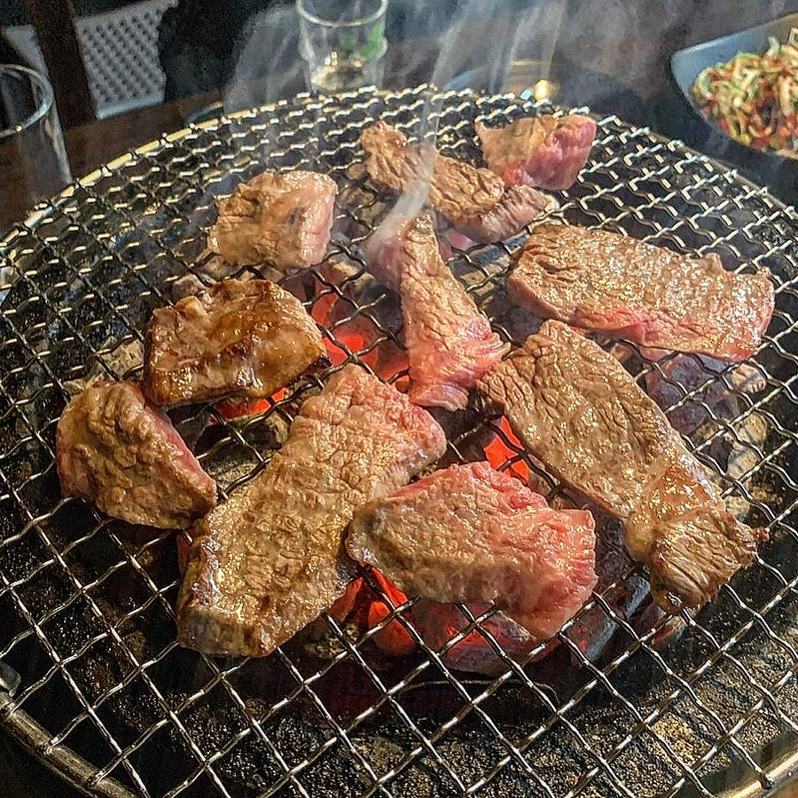 👉 화기애애

. 회식하러 방문한 고기집이에요.
돼지만 있는줄 알았는데 소도 있어서
살며시 소고기 추가해서 먹깋ㅎㅎ 
숯불을 테이블위에 올려주면
그 위에 구워먹는 방식이였어요. 

. 역시 진짜 소라서 한입먹으면
입에서 살살 녹아요! 
갈비는 처음에 양념처럼 맛이 나서
잘못 주문한줄 알았는데
양념갈비와 맛이 달랐어요.
소금에 찍어먹지 않아도
간이 베어있어요.
양이 적지만 소가 입에서 녹으니 행복✨

. 비빔국수 있는 세트와
고기 모두 추가하여 먹었는데
비빔국수 맵질이한테는 매워요ㅠ
계란찜도 같이 나오는데
계속 손이가서 맛있엇어요!!

📍 영업시간 : 13:00 ~ 23:00
📍 위치 : 서울 강남구 강남대로106길 12 화기애애

#맛집 #내돈내산 #화기애애 #강남맛집 #강남역맛집 #강남역회식 #강남회식 #강남고기 #강남고기집 #화기애애강남 #강남역고기집 #신논현맛집 #신논현고기집 #신논현회식 #고기 #얌쓰_강남