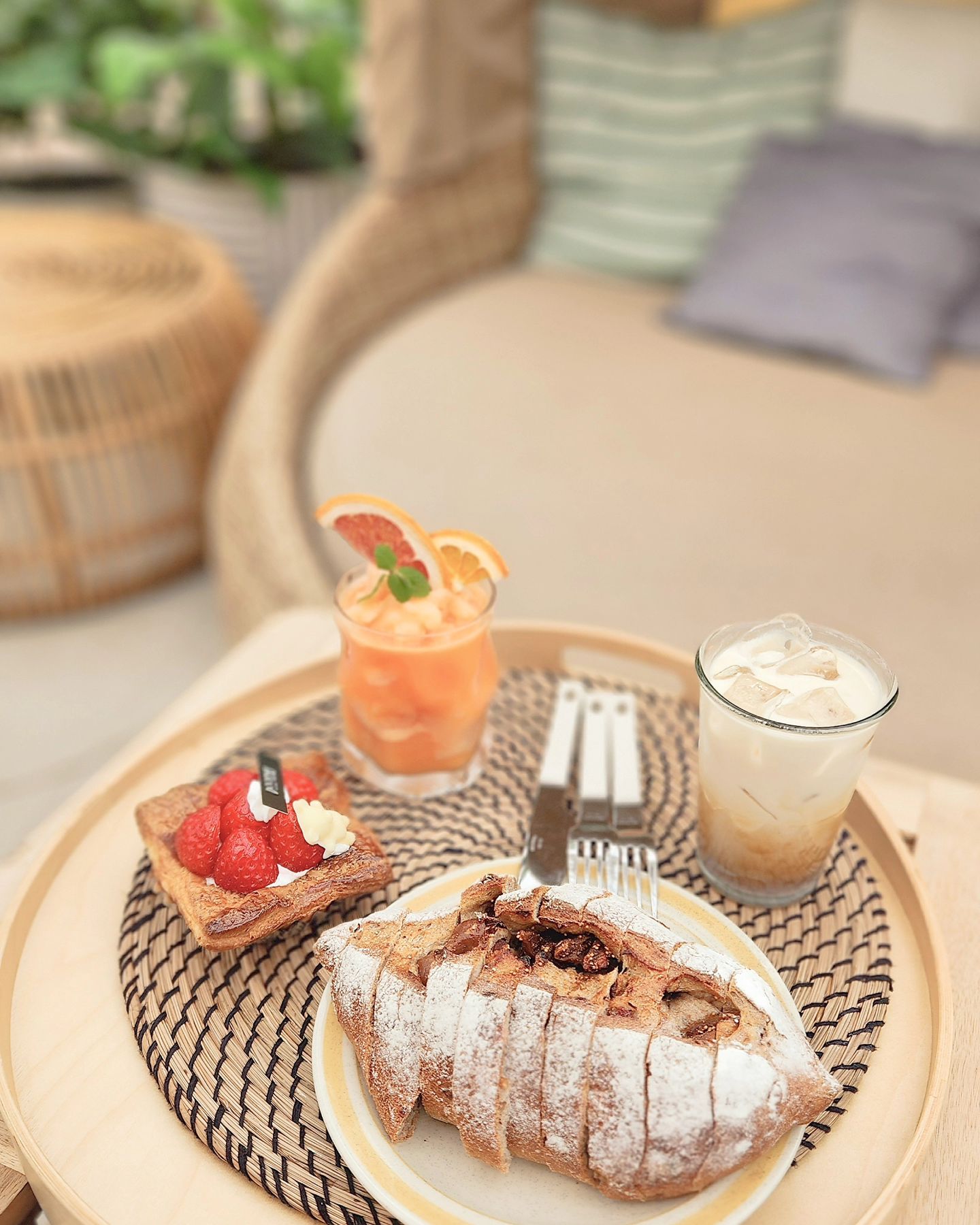 #협찬 cafe_doounri

지금가시면 온실과 본동 2층에 봄시즌 꽃장식이 있어
곳곳이 포토존이라구용ㅋㅋㅋ 꼭 가보세용!

본동 2층 거울안쪽 셀카존이 이쁘다던뎅
제가간날은 2층이 공사중이어서 못올라가봤어용 아쉽🥲

카페두운리와 두운농원 제휴 이벤트로 
유황오리 참숯불구이 10% 할인되는데 강화 맛집이래용!

가족들이 방문하기 좋은, 특히 아이들과 방문하기 좋은 카페에욤ㅎ
제가 간날도 아가들이 많아서 보기 좋앗떠용ㅎ

카페 전체는 케어키즈존, 2층은 안전상 노키존이에욧!
애견동반은 야외테이블만(2층 야외테라스가능) 가능해용😊

베이커리도 다양하고 임산부인 제가 먹기에도 좋은 커피외에
다양한 음료도 많았어용ㅎ 넓은데 아늑한 두운리 완전추천👍

#카페두운리 #강화도카페추천 #강화도아이와가볼만한곳 #강화도정원카페 #대형트리가있는강화도카페두운리 #베이커리카페 #강화대형카페 #강화도대형카페 #강화도신상카페 #강화도빵맛집 #강화도갈만한곳 #서울근교베이커리카페 #옥토끼근처카페 #강화도주차가능카페