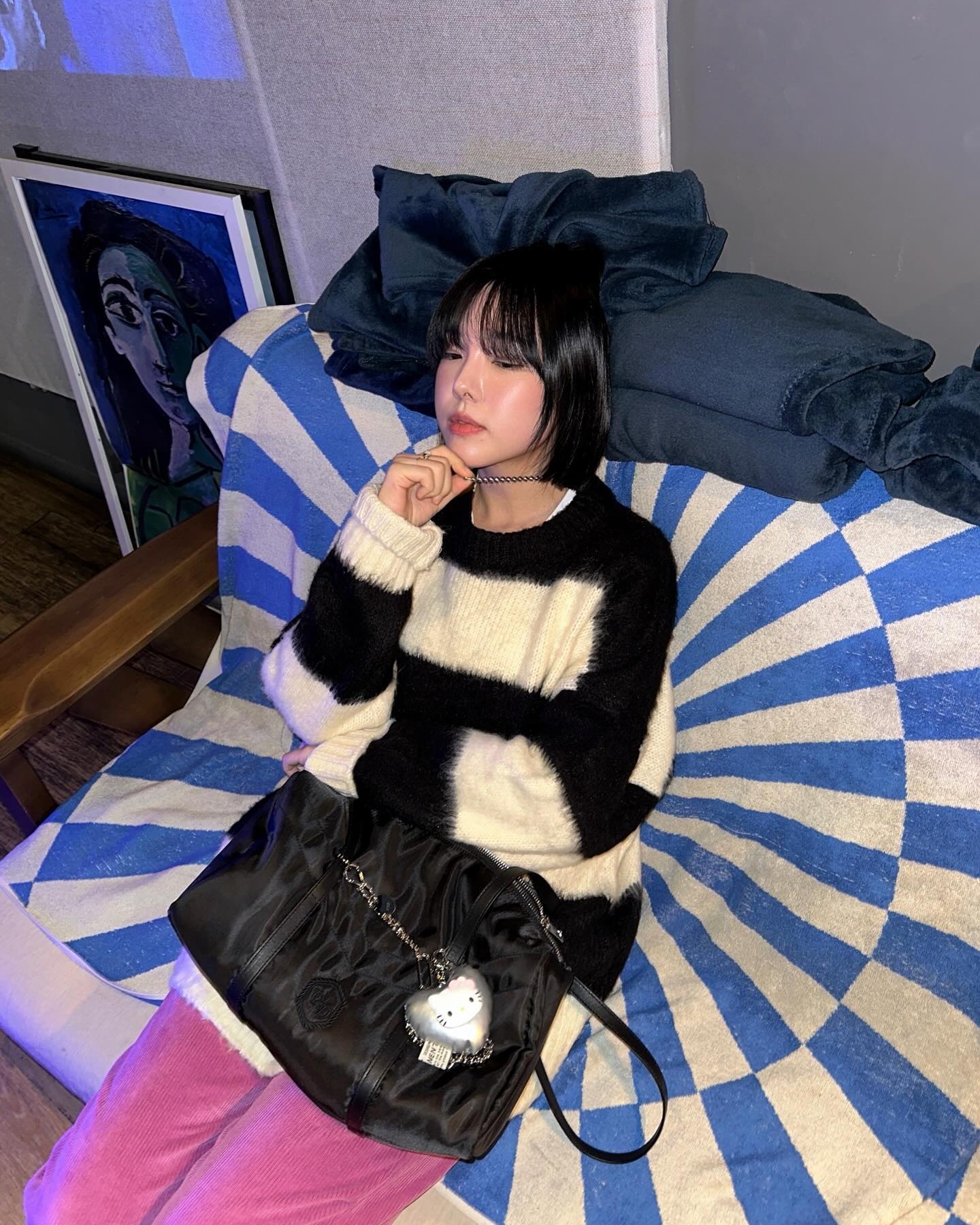 주말 좋아…💖🖤💙🩶

#운트에이 #undei #하리백 #숄더백 #키티키링 #selfie #ootd #date #fashion #fashionstyle #fff #Kkk #일상 #데일리룩 #패션 #패션소통 #오오티디 #패션모델 #패션블로거 #패션인플루언서 #dailylook #streetfashion #스트릿패션 #데이트룩 #봄코디
