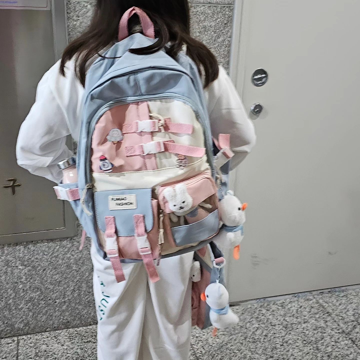 #순남매둥이3674일♡122개월14일
#새가방

울공주의 아빠에게 요청한 생일선물은 새가방이다. 알록달록도 하지만 귀요미들이 주렁주렁 달려있다. 초딩되고, #벌써3번째 
필통, 가방, 문구류 수집가도 아니고  너무 좋아한다. 관심사@.@

그와 반대의 아들
초딩1학년 때 이모들의 입학선물 가방을 여전히 메고 다닌다. 새로 마련하자고 해도 안된다. 먼가 한번 정들면 낡아도 바꿀 생각이 없다.  혹시라도 몰래 버리면 난리난다.
누가보면 엄마 없는줄알꼬다^^;;;

달라도 너무 다른 내사랑둥이들♡

#너무다른둥이 #초4딸 #초4아들 #니네가좋다면 #엄마가빨래더열심히할게
#손빨래제품들 #내사랑들 #가방수집가