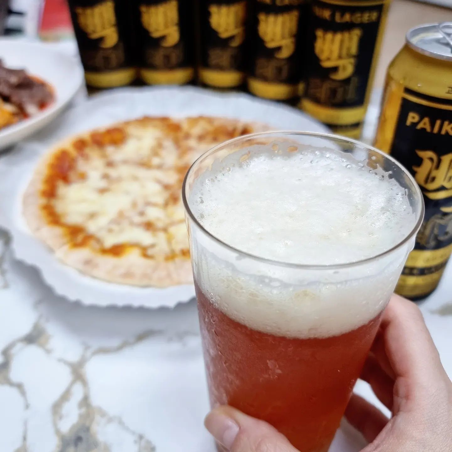 #협찬 theborn_juryu

고소하고 찐한 백종원의 앰버라거🍻
무더위의 끝자락에 맥주 생각 간절했는데
너무 좋아하는 라거닷!!

부드러운 목넘김과 적당한 산미가 감돌아
입안에 촥~
5.8%의 도수로 맥주 좋아하는 분들이라면 
아주 좋아할 듯 해요

맥주 색깔도 약간의 흑맥주삘인데
맛도 사알짝 비슷해서 더 좋네요

믿고 먹는 빽라거니까 어떤 안주와도
잘 어울려요~
오늘의 안주인 피자와 떡볶이와도 아주 딱!♡
빽라거 한잔으로 오늘 하루 스트레스 싹👊

#빽라거 #백종원맥주 #맥주스타그램 #맥주추천 #빽라거
