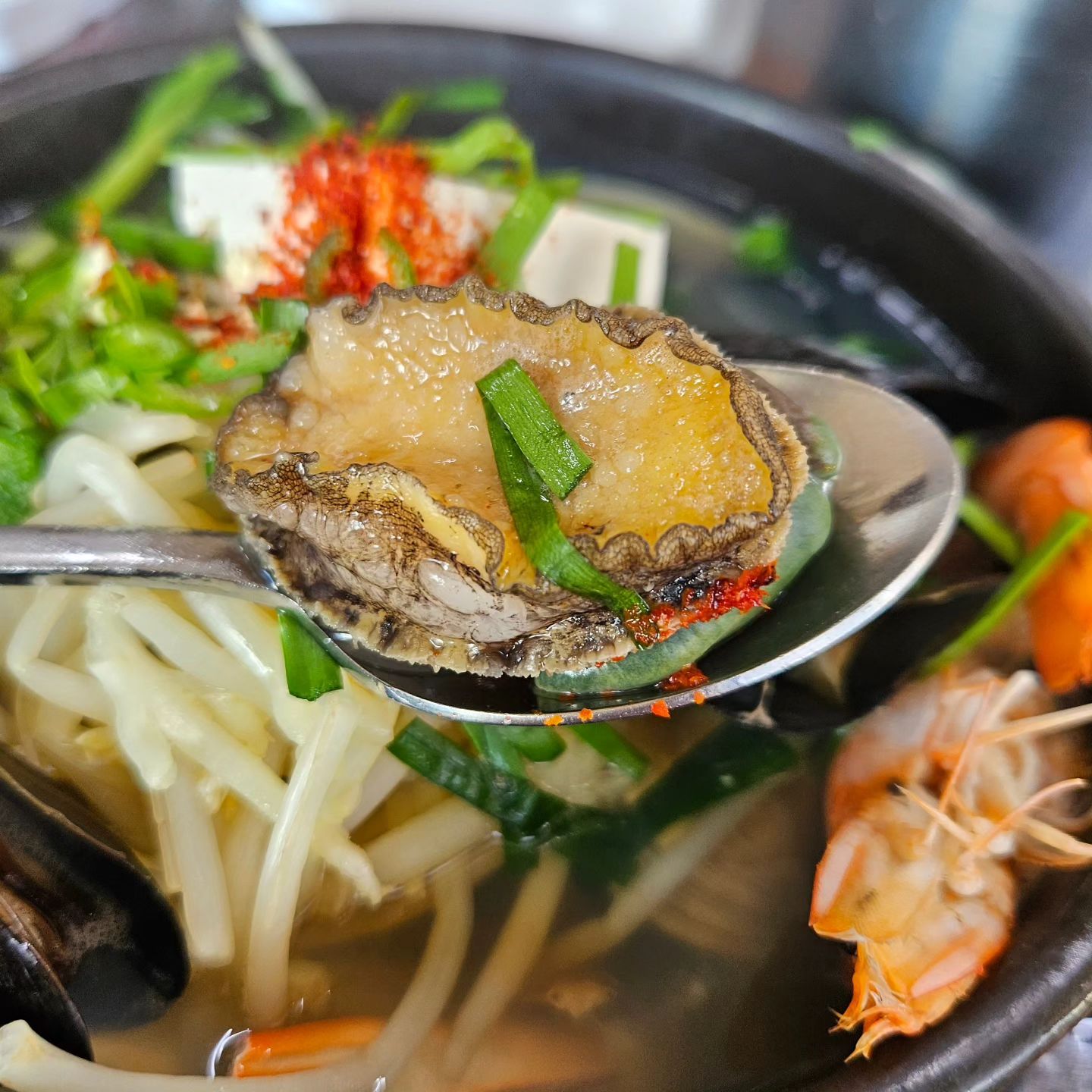#오산맛집
#삼척해물
#오산시립미술관맛집
#전복해물뚝배기 

회의와 견학이 이어진날!
추천해주신 오산맛집
전복해물뚝배기의
푸짐함과 얼큰함과 
칼칼함에 
다음에 다시 찾고
싶은 맛집으로
적어두었답니다.

오늘같은 날
너무 당기네요