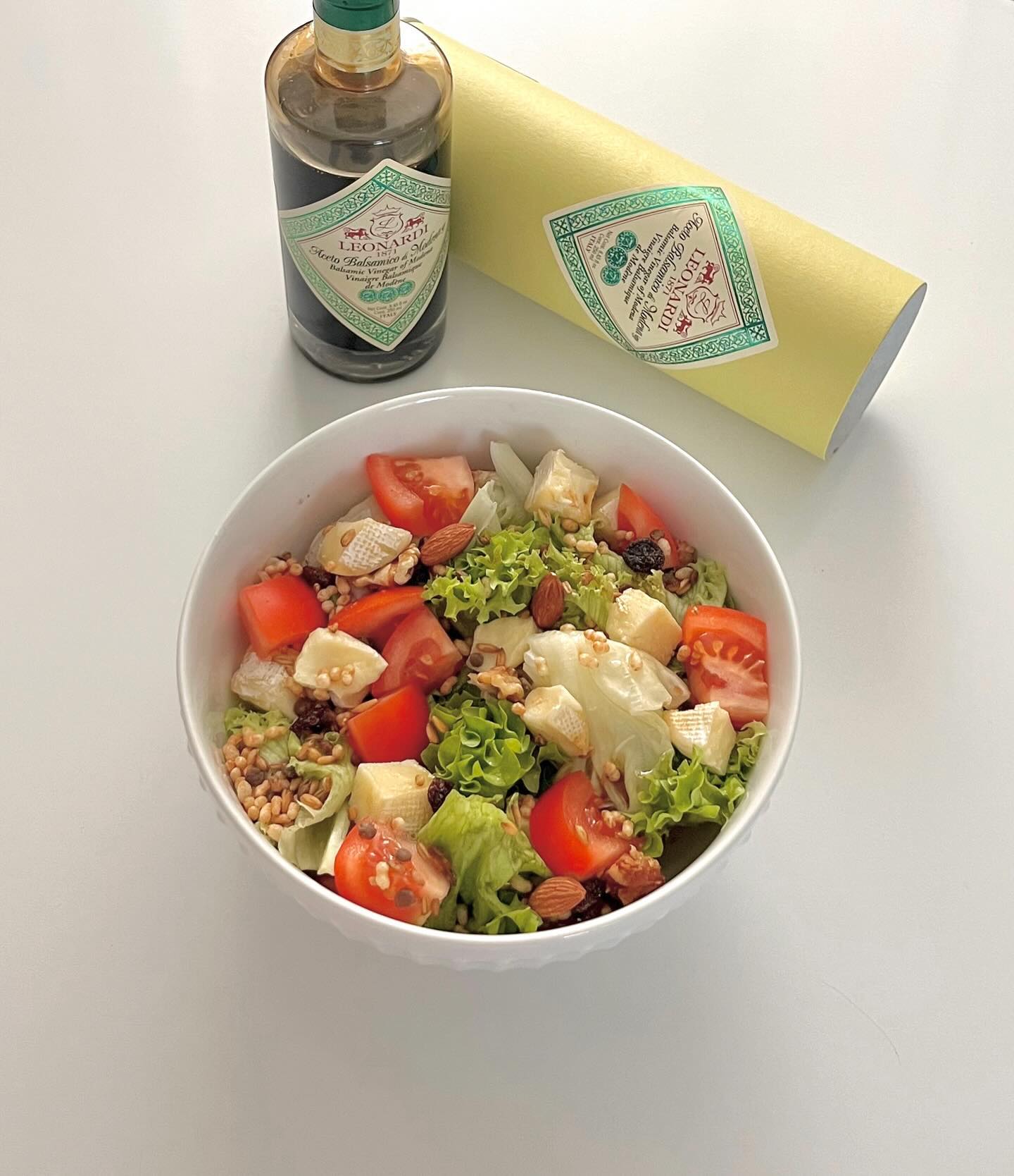 🧑‍🍳: 브리치즈샐러드

집에 하루견과 한봉지가 남아돌길래 발사믹,브리치즈,유러피안샐러드 때려박고 먹은 샐러드. 저 발사믹이 진짜 킥이다 킥