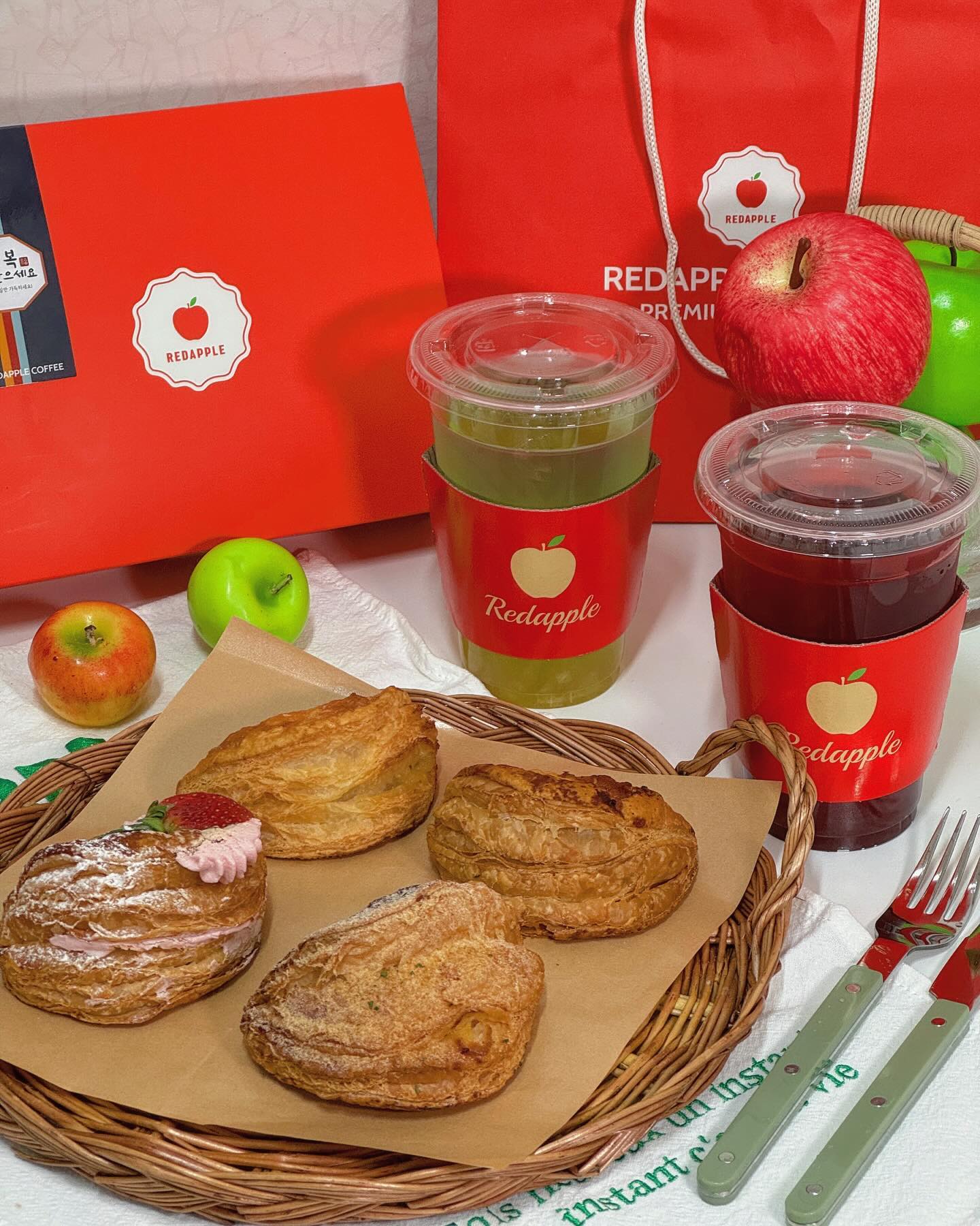 *협찬 redapple_coffee 

디저트 전문가가 개발한 #애플파이 전문점 #레드애플 에서 새로운 #딸기디저트 가 출시되어 디저트덕후라면 꼭 먹어봐야제이⁉️

리얼스트로베리파이는 모양새부터 사랑스러워 많은 이들의 이목을 사로잡은 만큼 상콤달콤한 딸기크림이 인상적인 #디저트 다🍓

국내산 사과와 달콤하고 부드러운 바닐라 크림이 조화롭게 어우러진 프리미엄 바닐라 애플파이와 입안에서 톡톡 터지는 스윗옥수수의 매력적인 식감과 고소하고 달콤한 옥수수파이, 우유의 풍미가 가득한 우유크림과 통팥앙금의 달콤함의 조합이 환상적인 앙파이까지🥠

이밖에 더 많은 파이 종류와 함께 즐기기 더할 나위 없는 오색찬란한 음료 등으로 다양한 디저트 및 음료가 있는 #디저트카페 다🍹

상콤달달함으로 기분 좋게 만들어주는 리얼애플에이드와 리얼티스트로베리 등 음료 역시 인상 깊은 #잠실카페 인데✨

선택한 파이 모두 겉바속촉의 정석을 보여주며 겹겹이 쌓인 페스츄리의 겹으로 식감 자체가 월등하기에 디저트 #맛집 의 성지인 셈👍🏼

당일생산 당일판매로 고소한 페스츄리와 달콤 상콤한 사과의 조화 속 다양한 크림이 가득한 애플파이를 즐기려면 #레드애플롯데백화점잠실점 💡

📍주소 : 서울 송파구 올림픽로 240 지하1층
⏰영업시간 : 매일 09:30~21:00
☎️전화번호 : 02-2143-7003
🅿️주차 : 🙅🏻
.
.
.
.
.
#잠실카페 #송파카페 #잠실롯데백화점카페