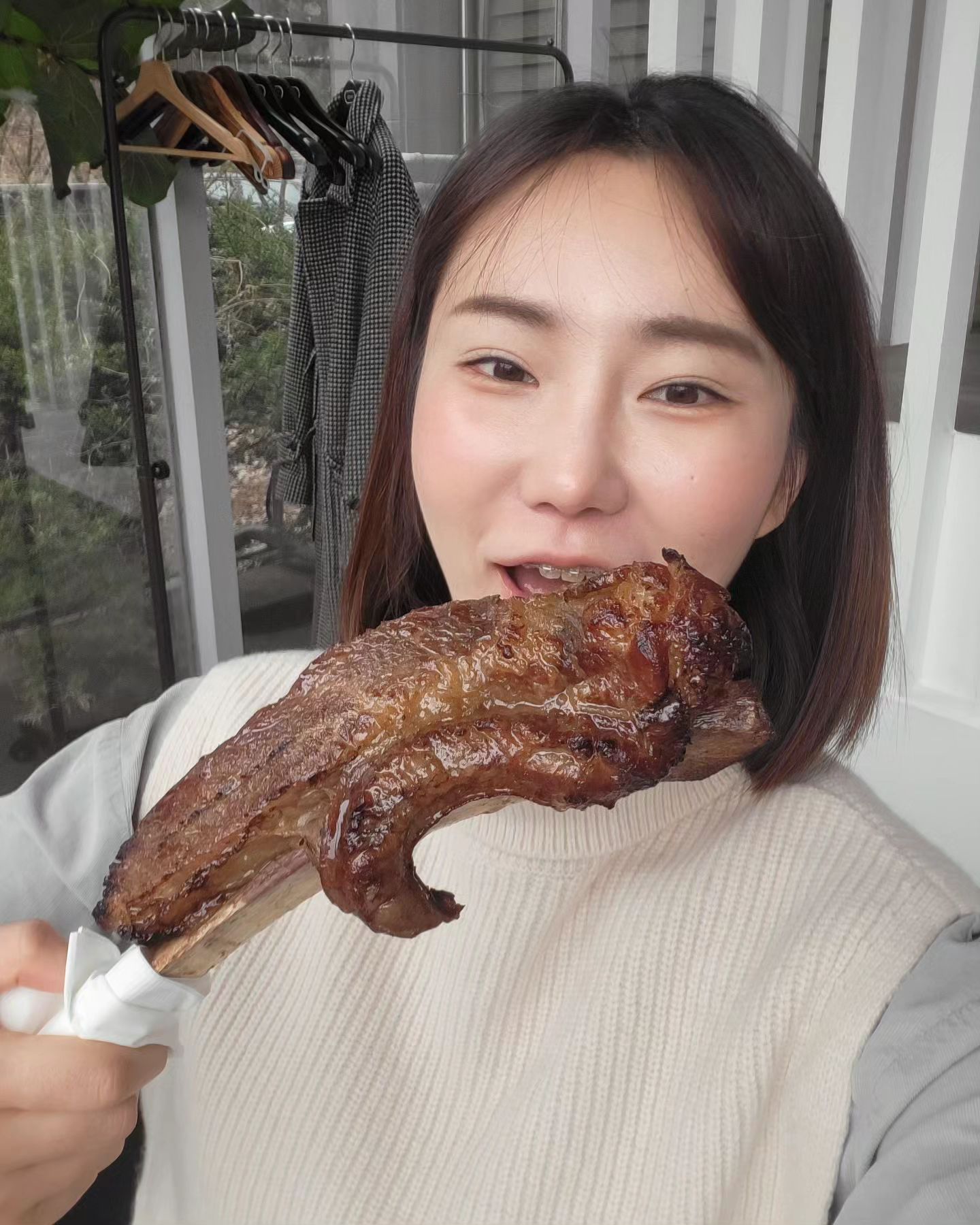 #협찬 왕큰 우대갈비가 포함된 2인세트 메뉴
₩125,000

삼청동에 있는 통유리 레스토랑 👉르한스

뷰도 미쳤고,
음식도 저렴한데 양도 푸짐해서
남친/여친/부모님 그 누굴 데려가도
💯받을 수 있는 레스토랑입니다👍

2인 세트는 샐러드 + 피자/스파게티 + 스테이크
115,000원인데
1만원 추가하면 인생 최고로 맛있는
부드러운 살결의 우대갈비를 접할 수 있어요❤️

마당을 건너가면 바로 카페가 있어요!
귀엽고 독창적인 디저트가 있어서
음료와 함께 꼭 주문하세요!

얼그레이 크림라떼 9000원이지만
존맛탱이라 추천해요📣

애견동반 가능한 식당,카페이니 
반려동물과 함께 분위기를 즐겨보세요~!

⏰️* 영업시간 : 매일 11:30~21:30 (BT 15:00~17:00)

 점심 라스트오더 14시 / 저녁 라스트오더 20시 

☎️02-941-1142

🚩서울 성북구 정릉로10길 127 (정릉동)

🚘주차 공간 매우 넓음

#협찬 #삼청동맛집 #성북구맛집 #북악스카이웨이맛집 #애견동반맛집 #북악스카이웨이 #삼청동맛집 #애견동반 #야외맛집 #파스타맛집