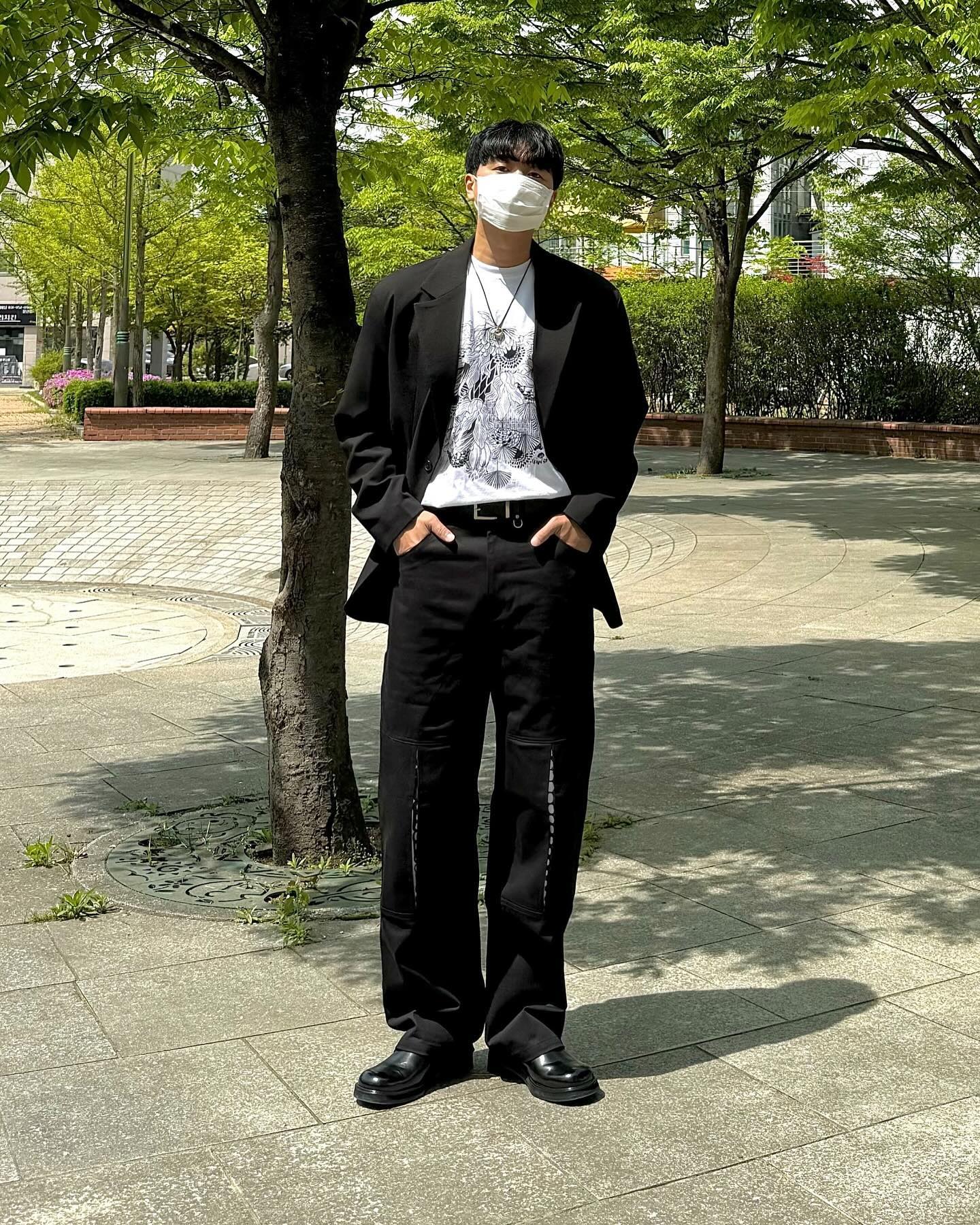 #협찬 #피오큐 #반팔티 #팬츠 #여름아이템 

poq.kr 피오큐 브랜드의 Narcissism
반팔티와 베일드팬츠를 착용해 보았습니다.😃

독보적인 패턴 브랜드인 피오큐에서 이번 시즌
새로운 테마로 출시된 반팔티 중 하나입니다.👆

단독으로 착용해도 이쁘지만 자켓안에 입어도
포인트로 아주 좋고 패턴 플레이를 바탕으로
자연스러운 오버핏까지 너무 마음에들었어요.👏

팬츠에도 여러 디테일들이 많이 적용되었는데
특히 앉거나 무릎을 굽힐 때 보이는 절개 라인의
패턴 디테일이 매력적인 팬츠입니다.👍

#반팔티코디 #남자반팔티 #반팔티셔츠 #여름옷 
#와이드팬츠 #와이드팬츠코디 #와이드청바지