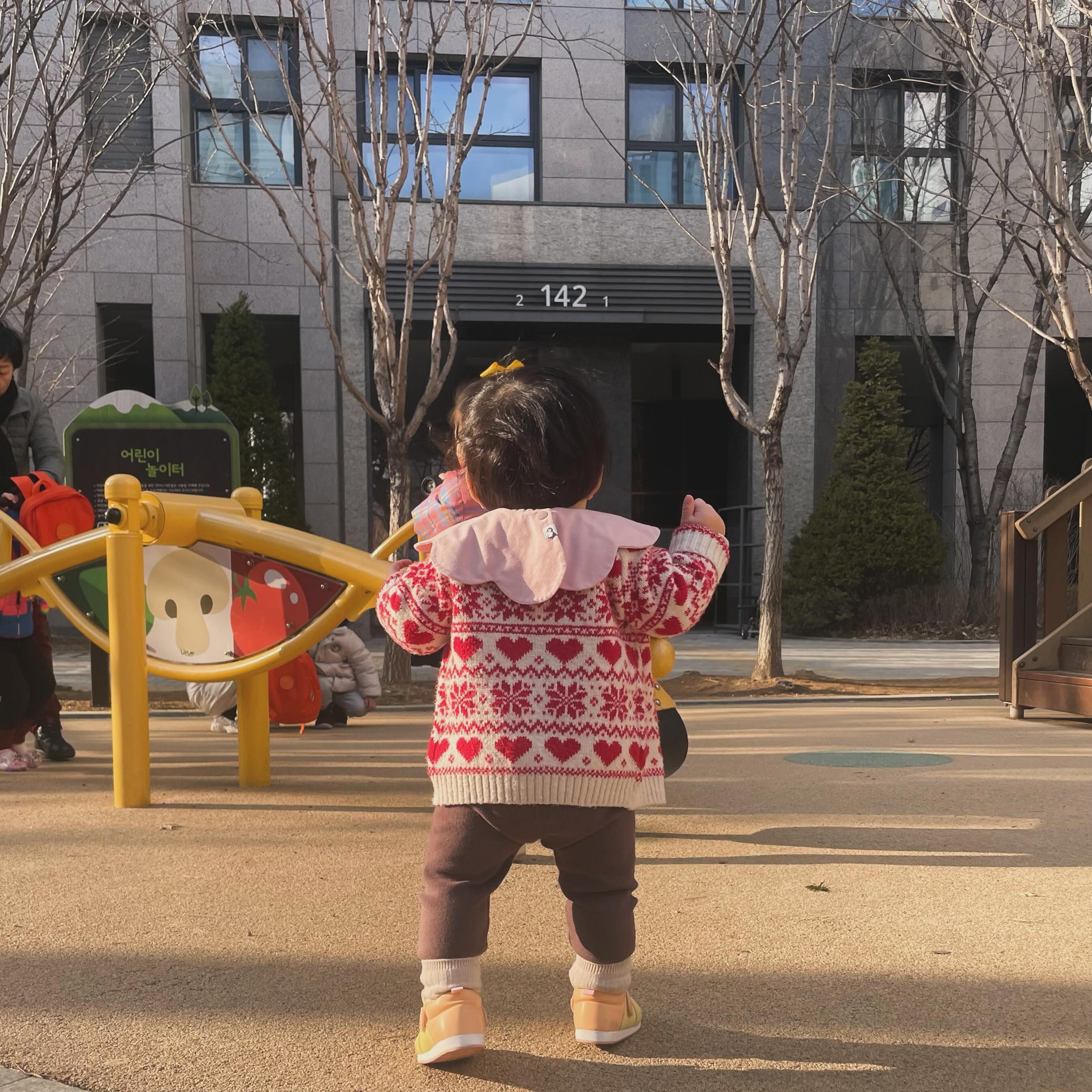 엉니오빠덜 오늘 비와서 놀이터도 못가는데 뭐하시나요
월요일이라 도서관도 키카도 휴관이에요..
