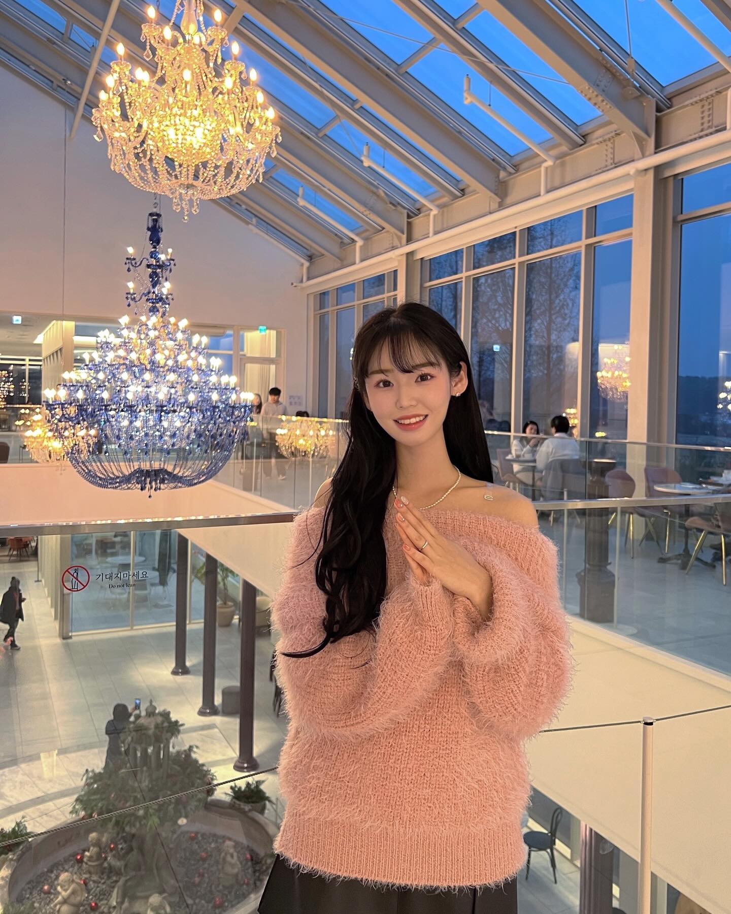예쁜 샹들리에보면서 달콤한 디저트를 먹는건 행복한 일이야…💕