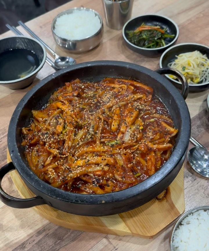 #협찬 #리뷰노트

⭐️수완식당본점⭐️
(광주 광산구 장덕동 1074 1층 수완식당)
🅿️ 2층, 3층에 전용주차장 무료이용 가능

🦑 불맛 나는 맛있는 오징어볶음이 생각날 때
🦑 단짠단짠 맛있는 양념에 비벼먹는 따뜻한 밥이 생각날 때
🦑 오늘 저녁 뭐먹지??? 고민 될 때 아묻따 직진!!

각종 재료로 만든 비법양념소스와 직화로 불맛을 낸 
광주의 대표 밥도둑 오징어볶음 맛집!

최근에 너무 맛있게 먹고왔던 수완식당본점 소개드려요:)
돌판에서 오징어볶음이 자글자글~~ ASMR 미쳤죠,,,
오징어 볶음 먼저 먹어주고 남은 양념에 김가루 솔솔 
그리고 참기름가지 둘러 밥까지 비벼주면 끝장납니다ㅠㅠ ㅎㅎ 
저희는 다음번에는 제육볶음도 도전해보려구요^^
 아 그리고, 건물내 주차장도 구비되있어서 이점도 참 좋더라구요! 

수완지구 오시면 한번 들려보시길 바래요! :)

이 글은 리뷰노트를 통하여 본 업체에서 제품 또는
서비스를 제공받아 작성된 글입니다

#수완지구맛집 #장덕동맛집 #수완동맛집 #수완맛집 #광주맛집 #오징어볶음맛집 #광주오징어볶음 #수완지구밥집