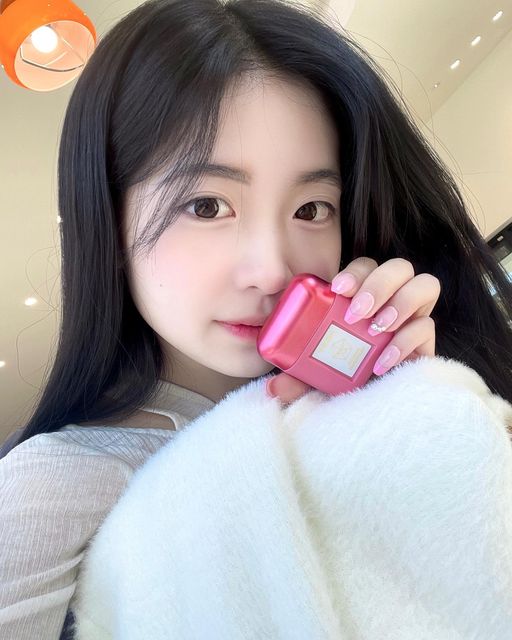 로운이네 on Instagram: "#광고 #포맨트 면 말 다했지 🎀💗 뽀짝한 가방까지이 .. 👛✨ #forment#ad#솔리드퍼퓸#고체향수#살냄새향수#향수추천#향스타그램#신상향수#바르는향수#봄향수