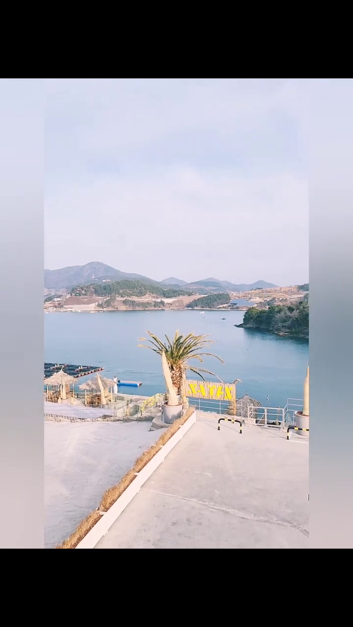 #SIRO
.
.
.
여수 백야리에 있는 카페시로
오션뷰 카페로 뷰가 예술,,
포토존도 있고,
야외에도 테이블 있어서
따뜻한 날에 오면 너무 좋을 것 같다
그리고 예스키즈존이라는 점~~
여수 시로 풀빌라 리조트와 붙어 있으니
여행으로도 딱 좋다.
.
.
yeosu_cafesiro
.
.

✨️카페시로✨️
위치 : 전남 여수시 화정면 화백길 8
영업 시간 : 매일 09:00 - 20:00
전화번호 : 010-5483-0485
.
.