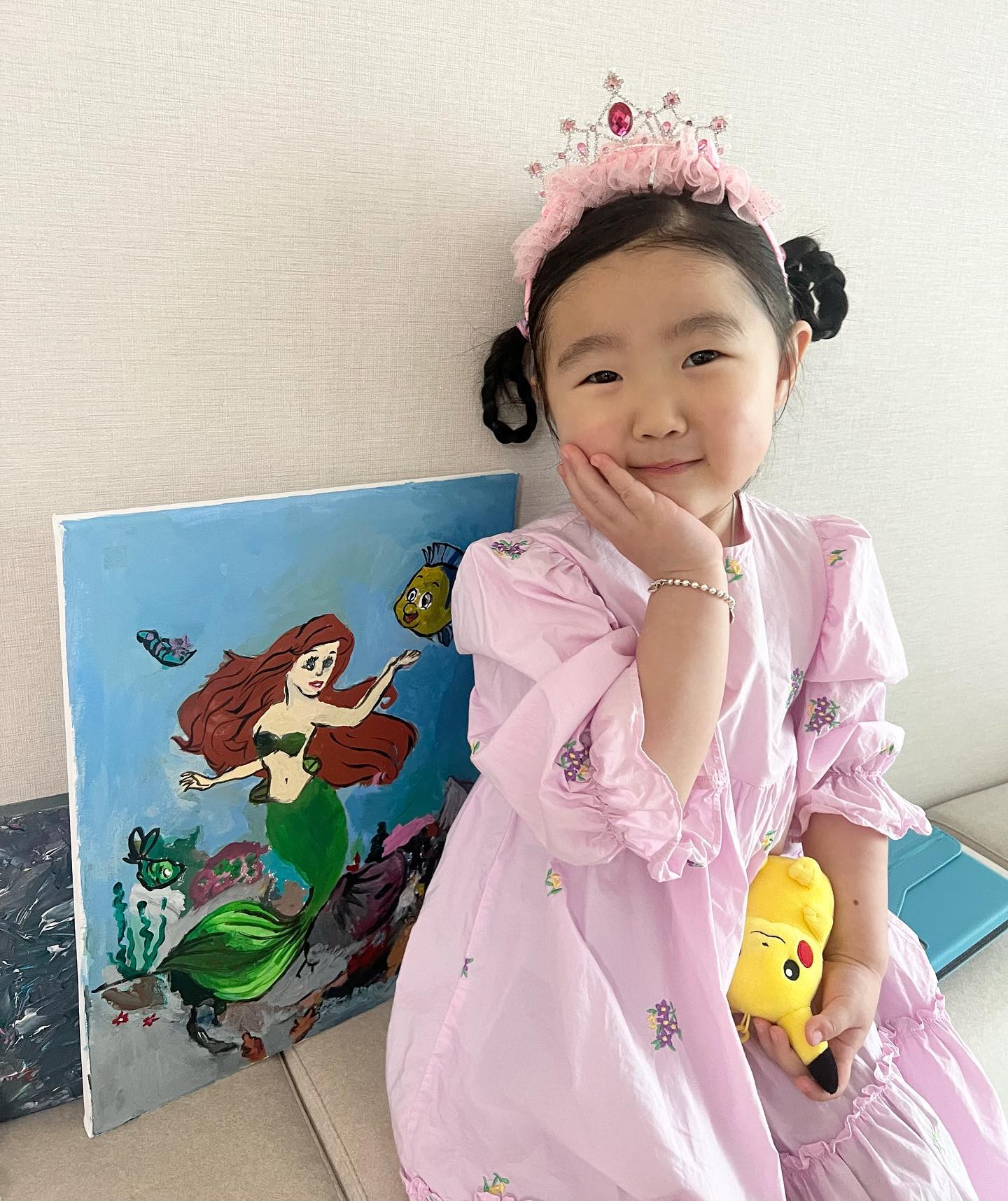 .
요즘 공주에 푹 빠져있는 공주님 위해 준비했어요:) .
이런 비슷한 스타일 마트나 액세시리 전문점에서 보니 만원 훌쩍 넘더라구요 😳 .
우리딸 해주려고 준비했다가 너무 예뻐서 판매하게 된 머리띠ㅎㅎ 
중국산 플라스틱 왕관 띡 이런거 아니고 레이스 예쁘게 달리고 한국산 핸드메이드 제품이에요 ❤️ 
.
상품 올리기 전에 가격비교도 꼭 해보는데 동일한 상품 19,000원에 판매하고 있더라구요 .
정말 남는거 없는 ㅋㅋㅋ 선물같은 아이템이에요 .
.
🎁 .
.
.
원피스 입은 공주같은 날만 하자 😆🩷 .
.
#유아헤어밴드 #왕관머리띠 #왕관헤어밴드 #파티머리띠 #왕관 #공주머리띠 #공주헤어밴드 #공주큐빅 #공주놀이 #프리티크 #여아헤어밴드 #헤어밴드 #머리띠추천