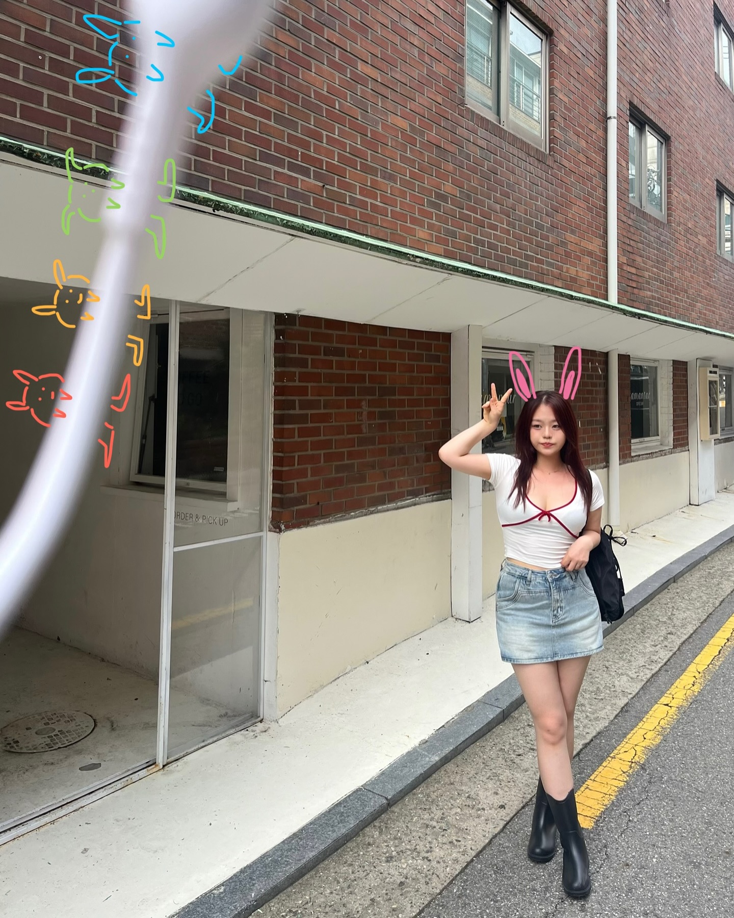 #후기 #리뷰 #카페후기 #카페리뷰 #옷후기 #옷리뷰 

실내만 찾게 되는 여름에 딱 맞는 장소가 강남에?! 심지어 카페 + 바 + 전시공간을 한 장소에서 다 즐길 수 있다!?

💗 지하 1층 2층 2층반층으로 대형카페
💗 한 곳에 놀거리가 여러개, 하루의 반 이상은 그냥 후딱 지나감
💗 사진 찍을 공간이 다양해서 좋음
💗 음료와 디저트도 완전 맛있음

TOP - 에이블리 오넌트, 리본 배색 반팔 티셔츠
SKIRT - hip 39, 데님 치마 바지 ❌품절❌

🤍 신축성 좋아서 66 반도 가능
🤍 더운 제질이 아니고 여름에는 땀이 안날 수가 없는데 좀 빠르게 말라서 입기가 너무 좋음
🤍 빨간색으로 배색 + 리본이 있어서 포인트로 입기 너무 좋음
🤍 넥라인부터 가슴쪽에 배색이 있어서 가슴이 더 커보이고 여성스러운데 귀여운 분위기

#강남 #서울 #프론트서울 #강남가로수길