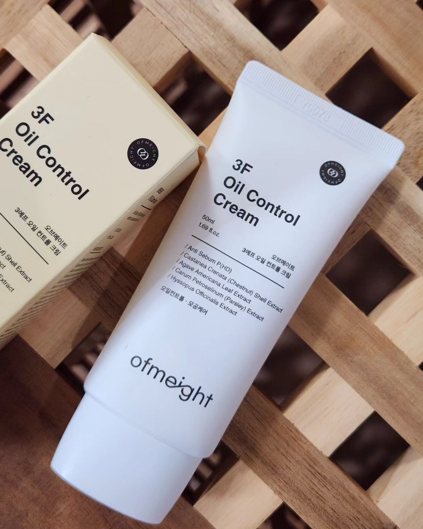 #광고

3F Oil Control Cream

유분은 흡수하고 수분은 충전해주는 똑똑한 오일 컨트롤 크림이예요.ꗯ͈̮

겉은 유분기로 번들거리고 속은 건조해서 당기는 피부!! 딱 제 피부인데요!!

수분이 부족한 지성타입으로 고민인 저와 같은 분들에게 유수분 밸런스를 조절할 수 있는 크림을 소개드려요.

시간이 지나도 보송보송한 피부를 유지해주며, 수정화장이 필요없구요.

부드럽고 쫀쫀한 제형으로 보송하고 산뜻하게 사용할 수 있는데 당김이 없어요.

특히 T존과 이마에 유분이 많아 트러블도 자주 생기는데, 유수분밸런스를 맞춰주니
이런 고민도 한방에 잡아주네요.ت

스킨케어 마지막단계에서 사용하면 되는거라 사용하는데 전혀 부담없구요.

시간이 지나도 뽀송한 피부를 유지하고 싶으시다면 오일 컨트롤 크림 추천드릴게요. ♡゛

smartstore.naver.com/ofmeight 

#오브메이트 #보송크림 #피지도둑 #피지도둑크림 #유수분밸런스 #노세범팩트프리크림 #노세범